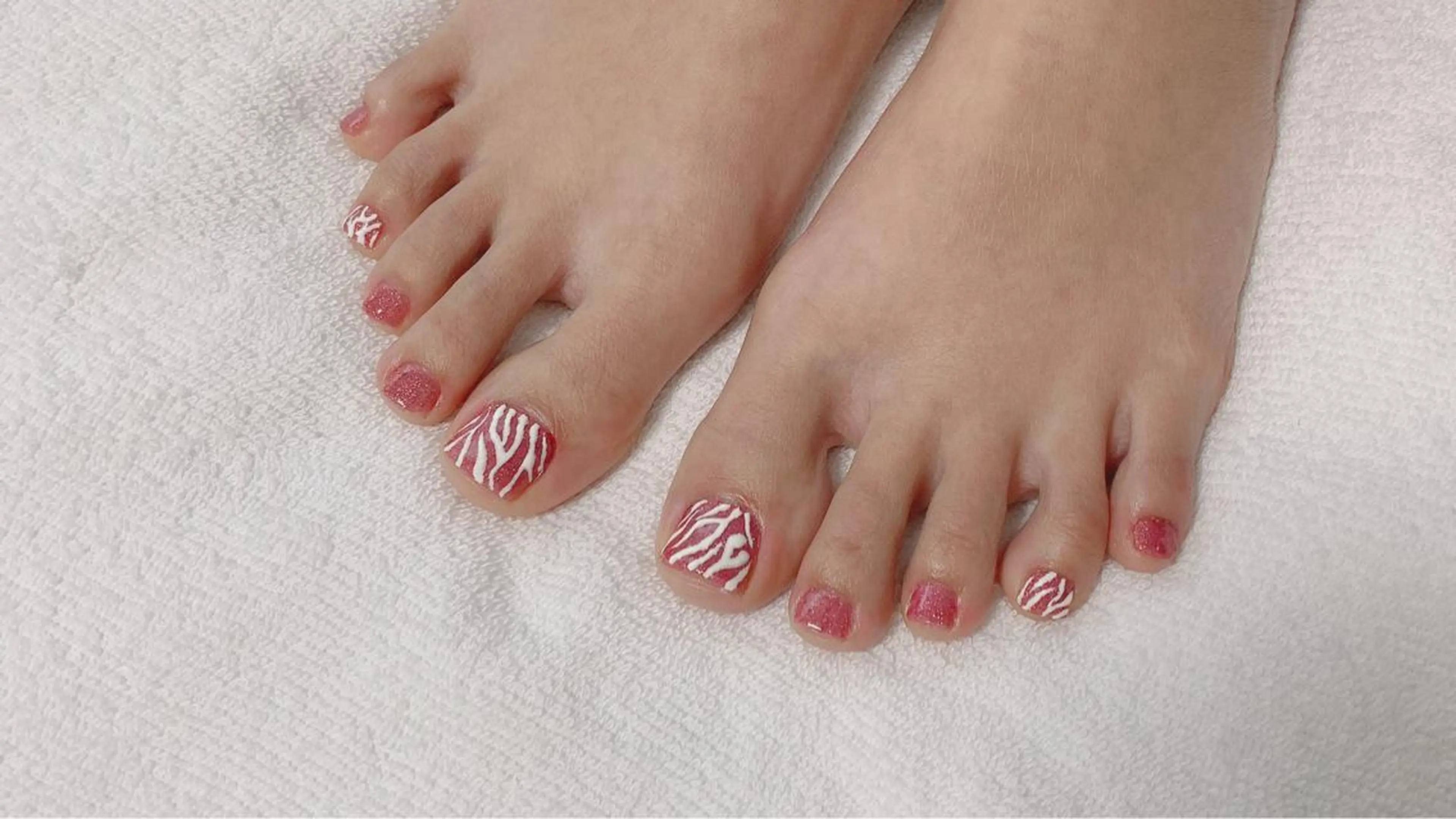 ネイル フットネイル VIERU 🌈🎀💖のネイルデザイン