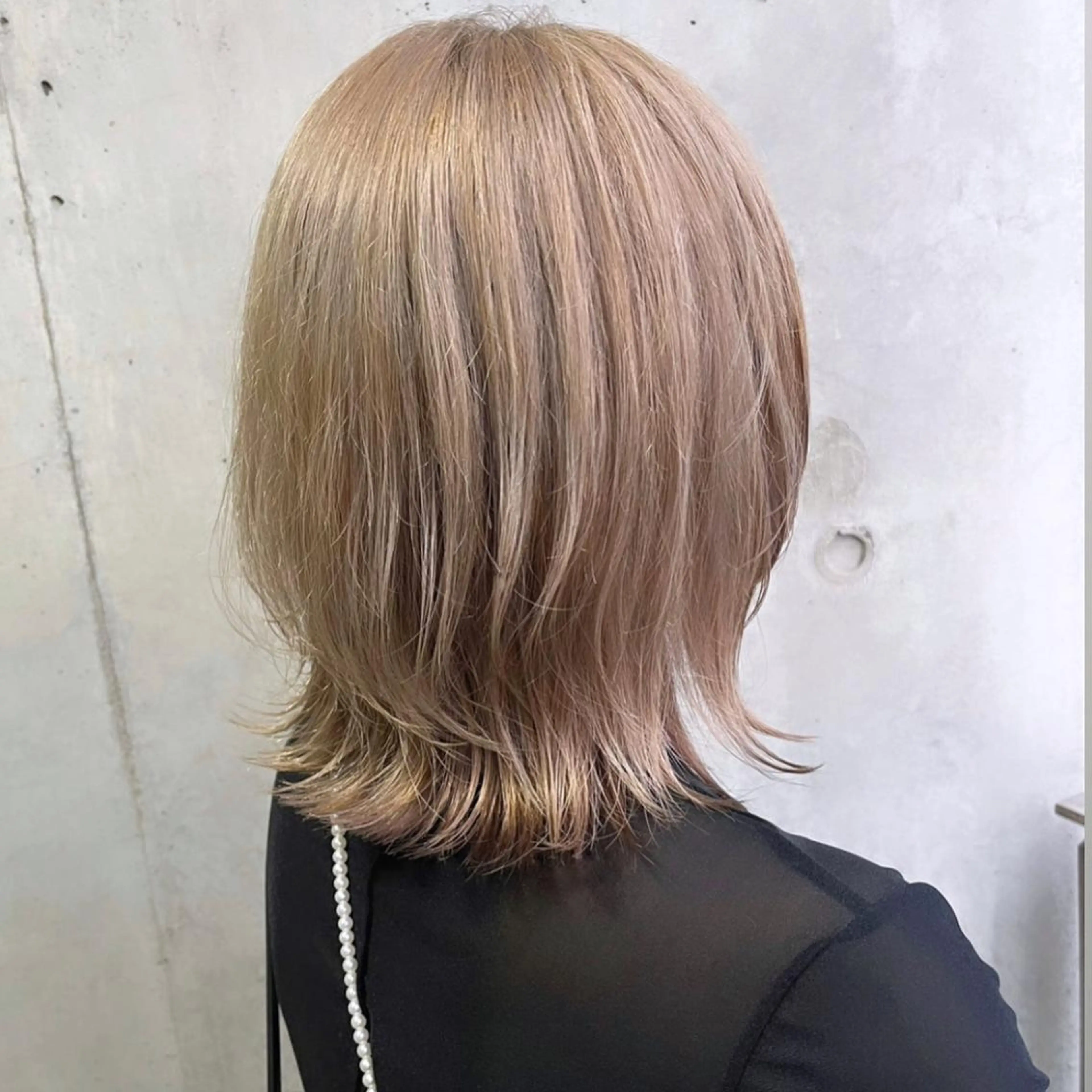 ミディアム カラー ベージュカラー 透明感カラー ダブルカラー ハイトーンカラー ミルクティーベージュ ヘアカラー トリートメント ヘッドスパ ヘアセット カジュアルを女っぽく 𝗮𝘆𝗮𝗰𝗼のヘアスタイル