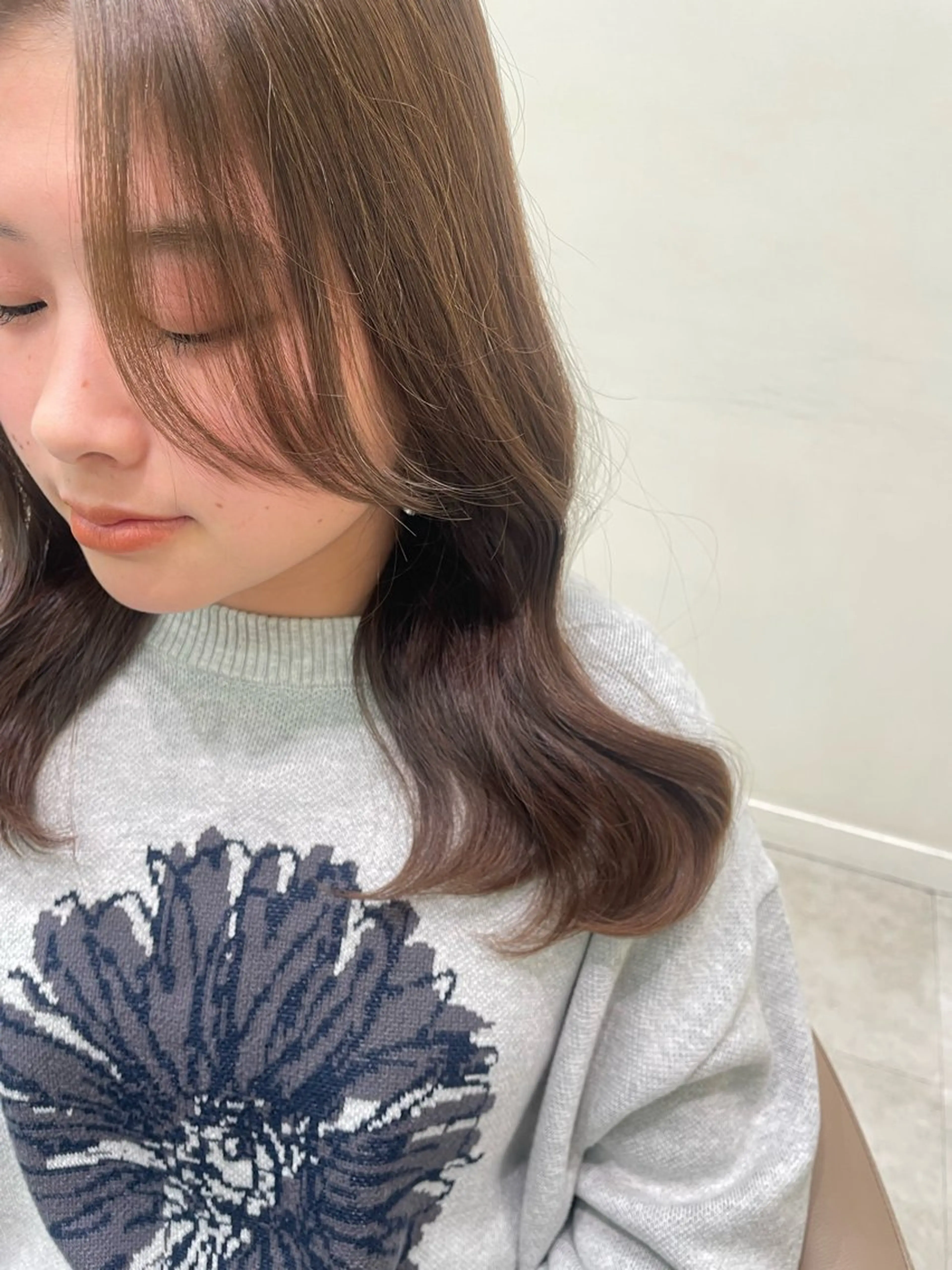 ミディアム カラー 垢抜け小顔レイヤー オリーブ/スミレのヘアスタイル