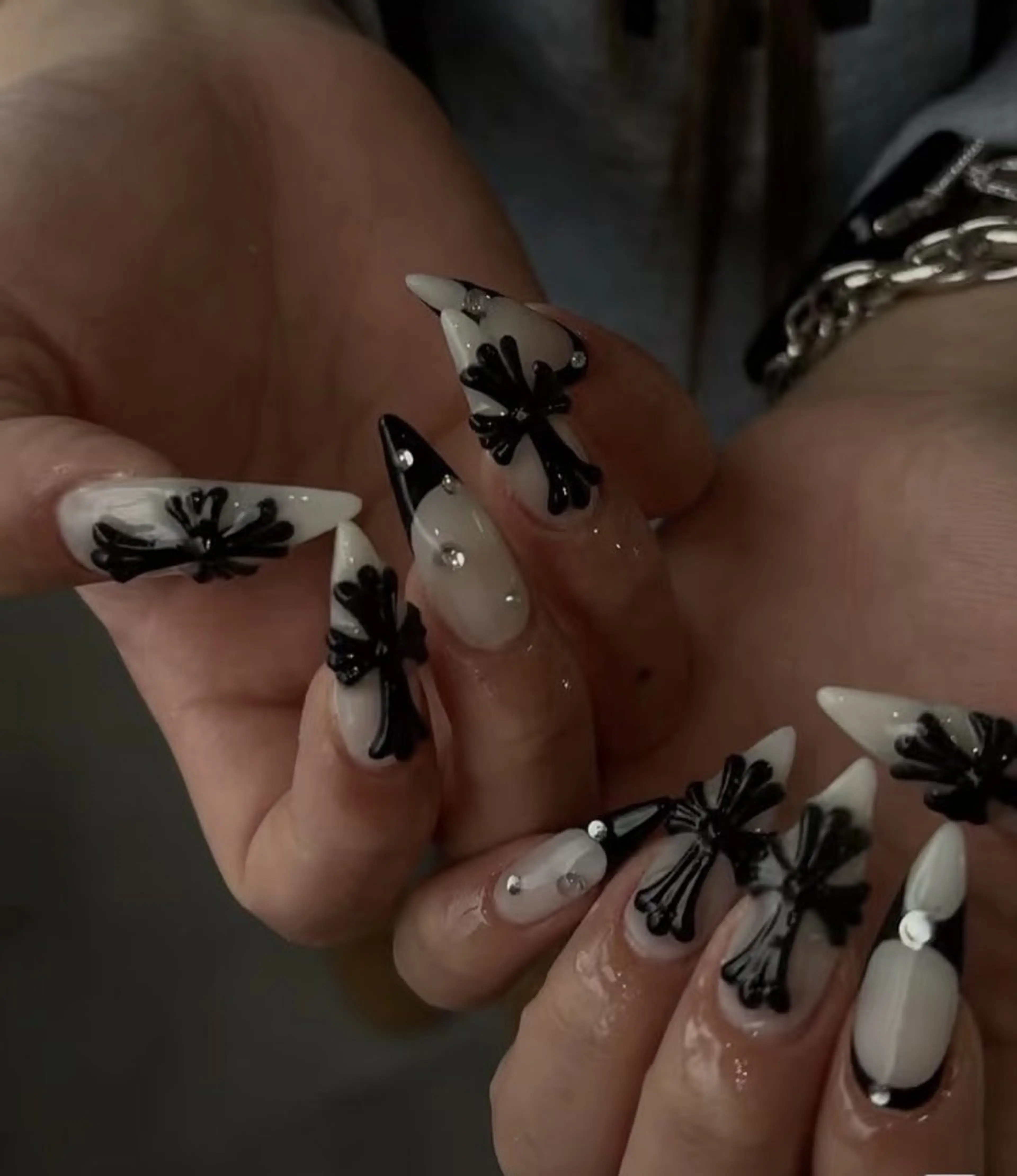 ネイル チークネイル フレンチネイル ジェルネイル ガーリー キラキラネイル ハンドネイル UM Nail Salonのネイルデザイン