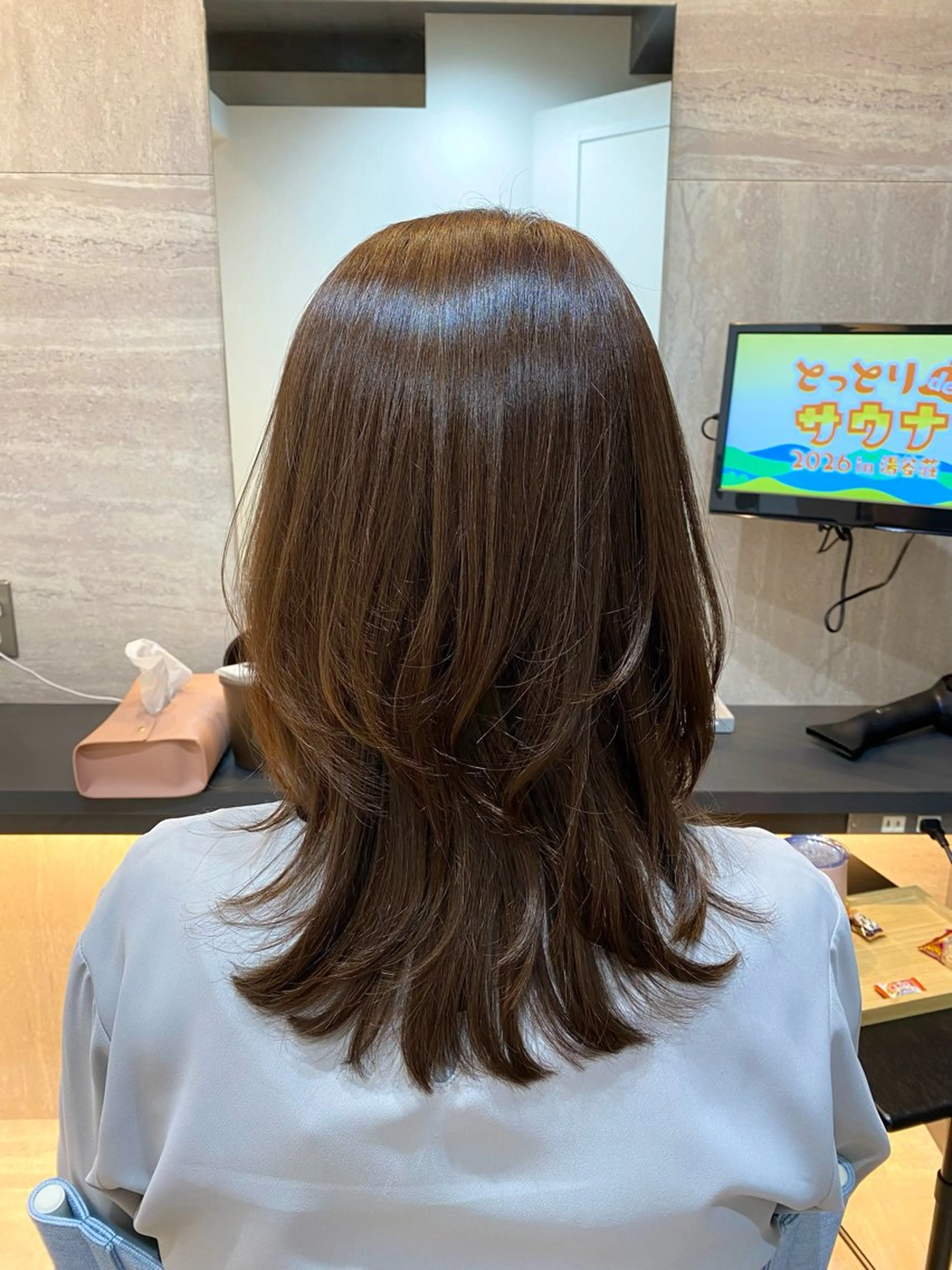 セミロング ラベンダーベージュ くびれヘア レイヤーカット ヘアカラー ディアーズ さくらのヘアスタイル