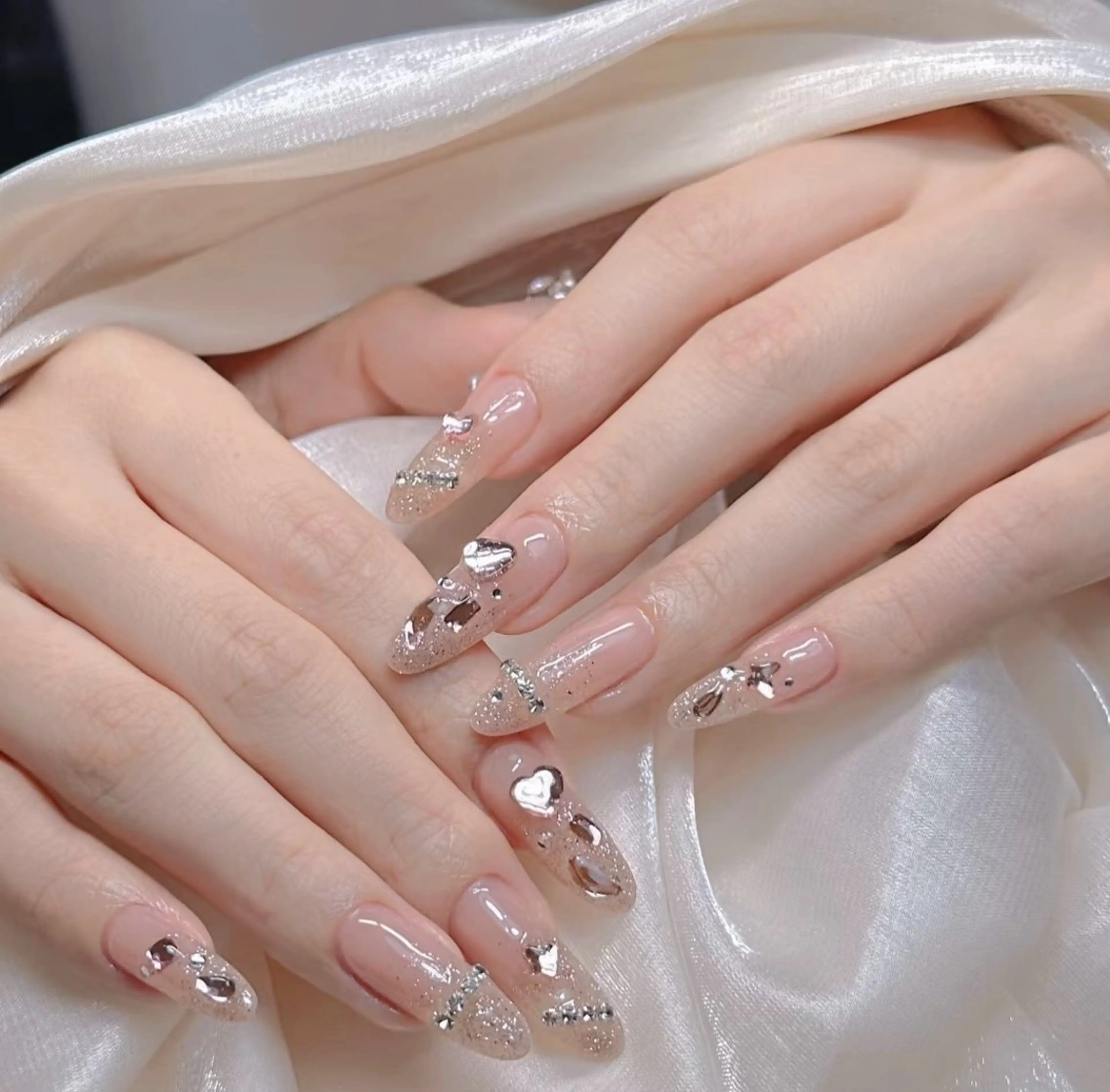 ネイル チークネイル 長さ出し フラワーネイル フレンチネイル ガーリー sun nail池袋 モデル募集のネイルデザイン