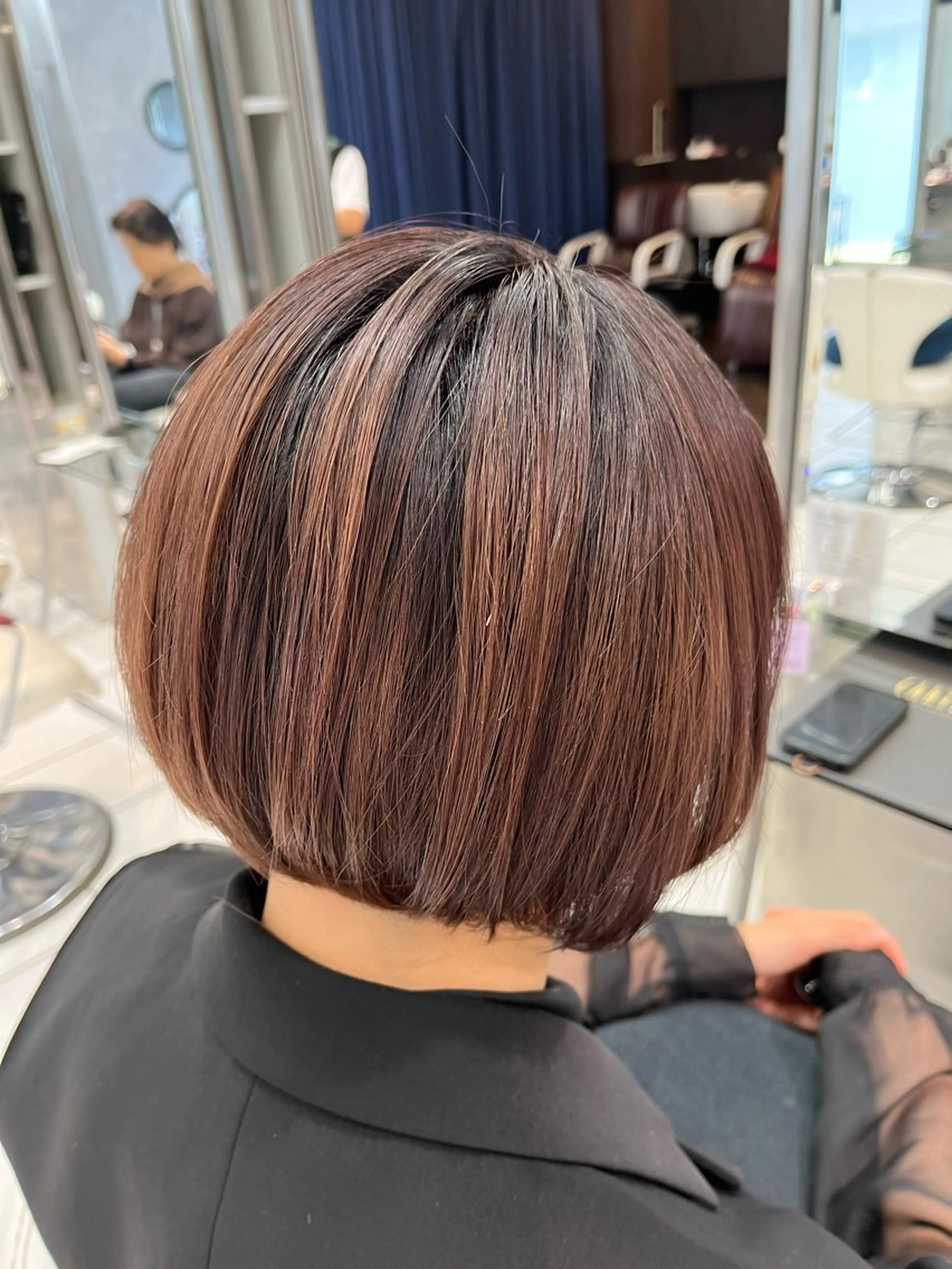 ショート カラー ブリーチ ボルドーカラー ブリーチなしカラー レッドカラー アートディレクター 尾内 友美のヘアスタイル