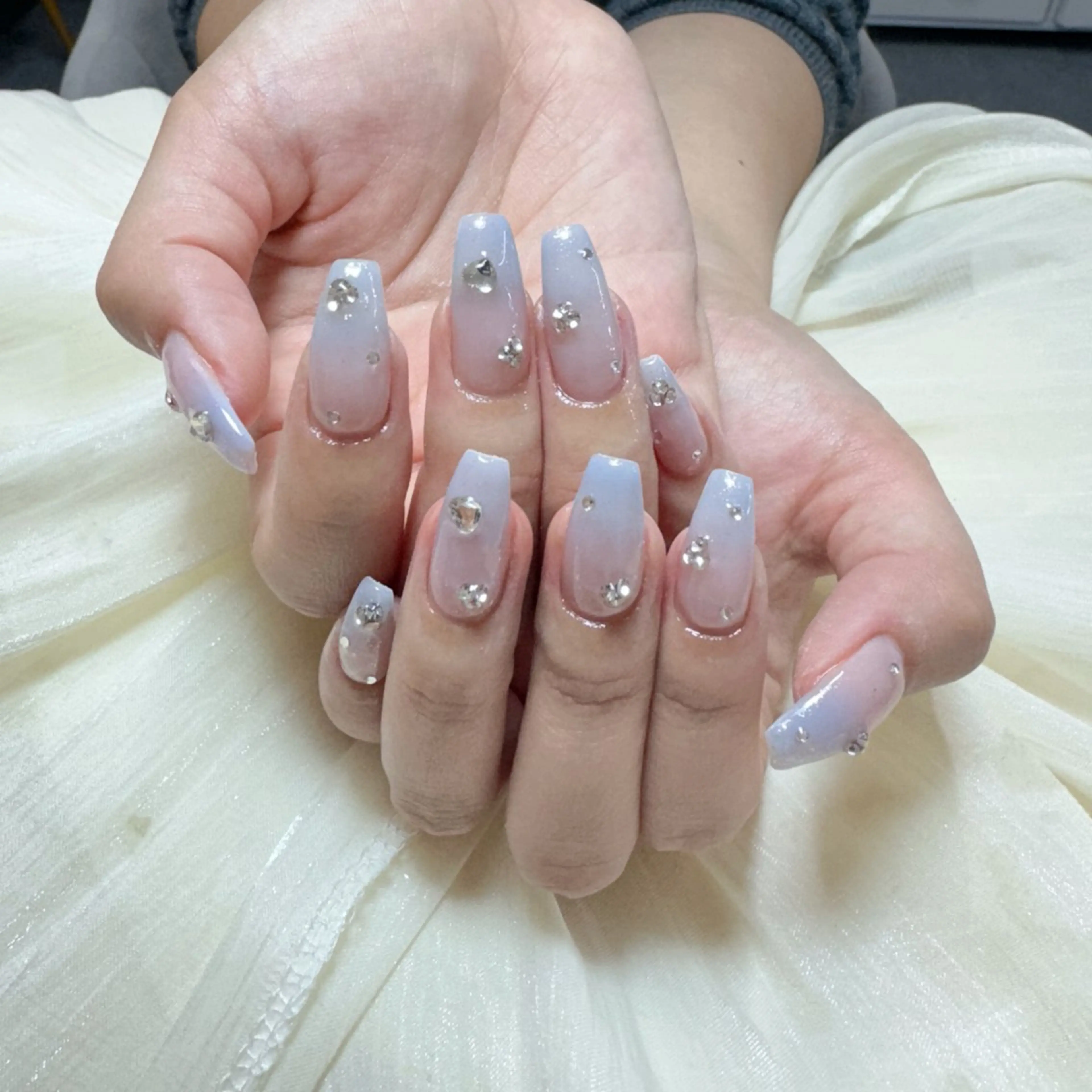 ネイル ストーンネイル ハンドネイル 🦢Ella💌 長さだし専門店☁️のネイルデザイン