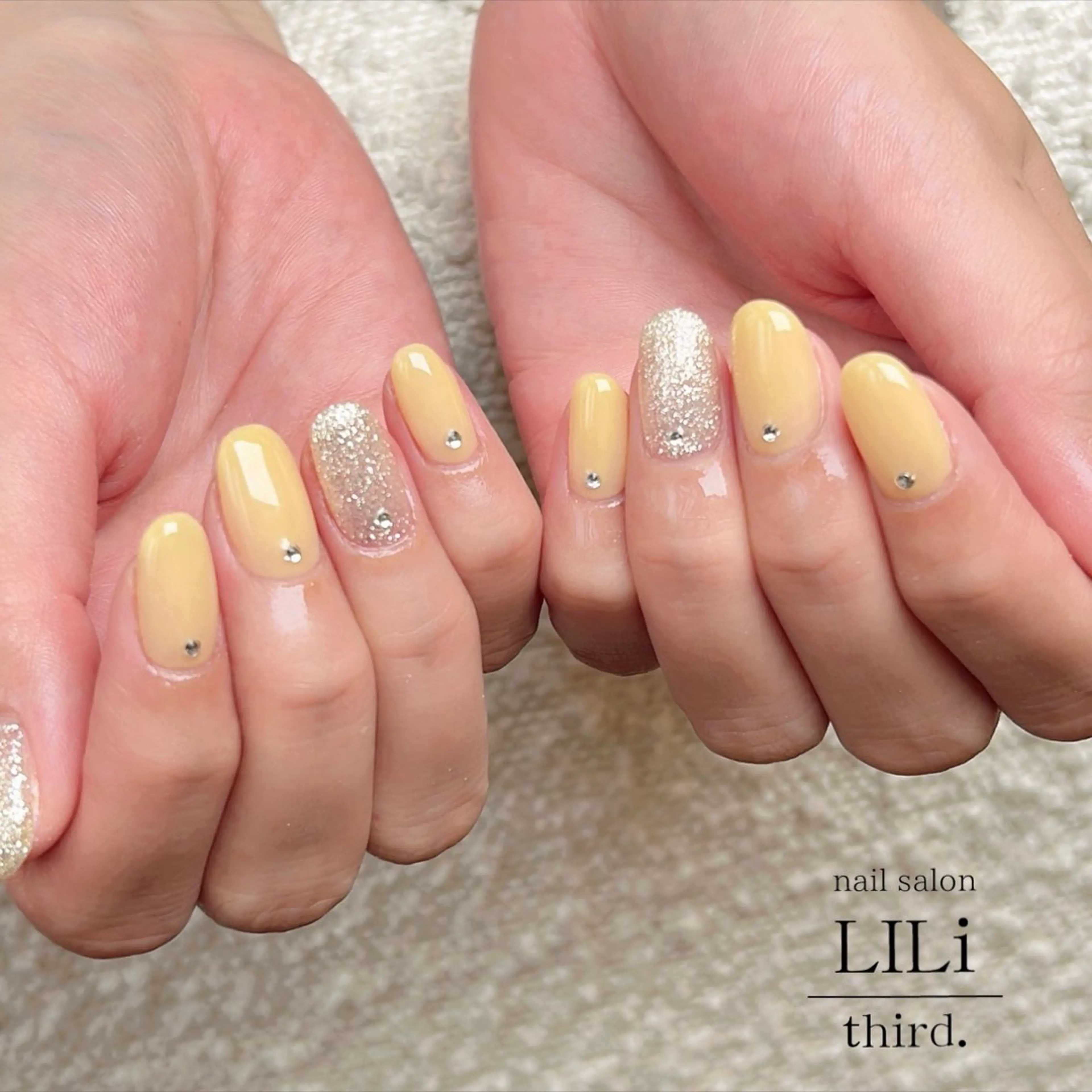 ネイル ラメ(グリッター) オフィスネイル シンプルネイル 春ネイル 黄色 ハンドネイル Saya ᵕ̈*のネイルデザイン