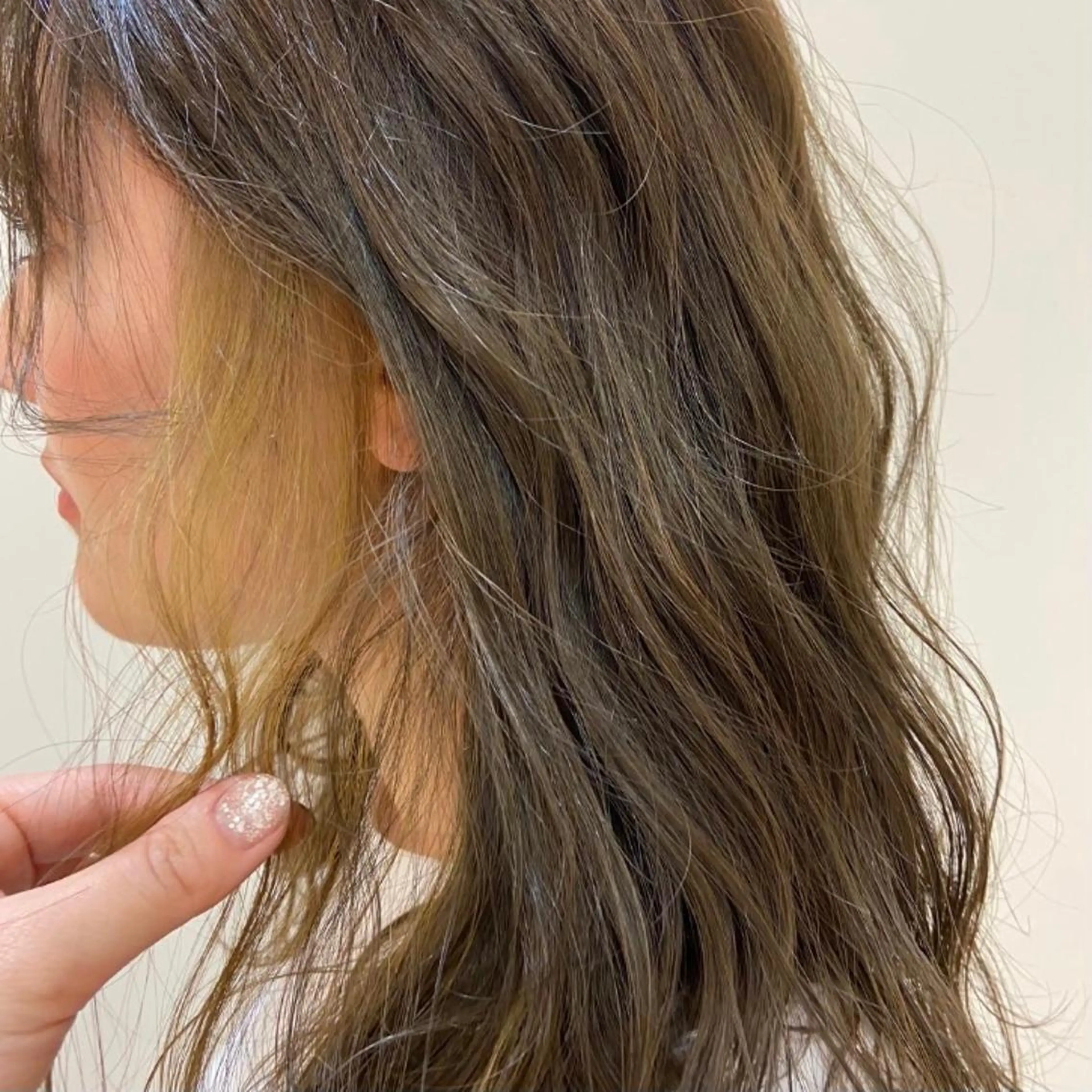 🤍艶髪【ハイトーン】カラー < インナーカラー> +トリートメント🤍チラッと見えるさりげないカラー👶🏼の写真