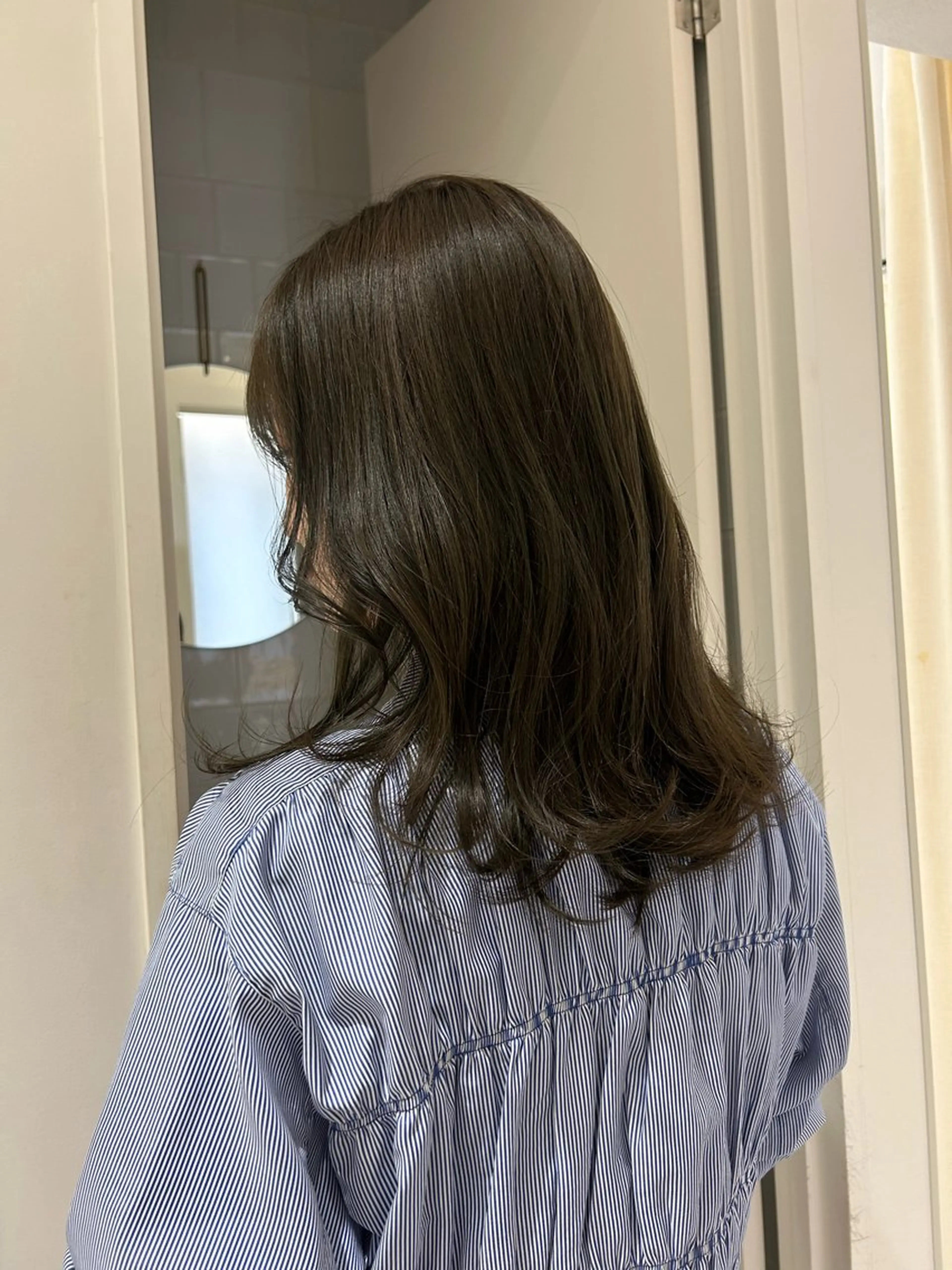 セミロング カラー グレージュ オリーブグレージュ オリーブグレー レイヤーカット カット ヘアカラー MASHUabeno所属・オリーブベージュ/ ブリーチなし透明感のヘアスタイル