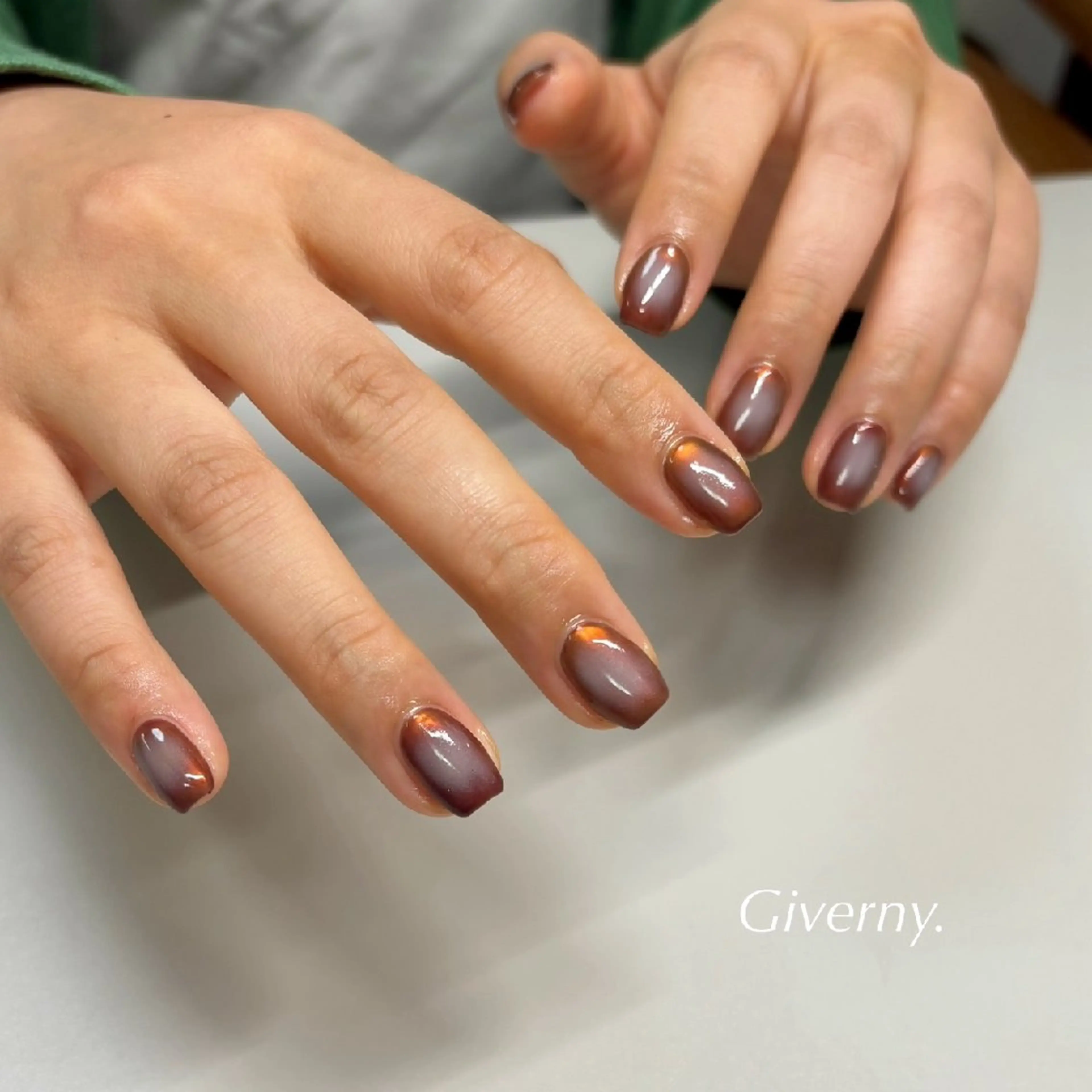 ネイル ブラウン ミラーネイル ニュアンスネイル ハンドネイル Giverny .のネイルデザイン