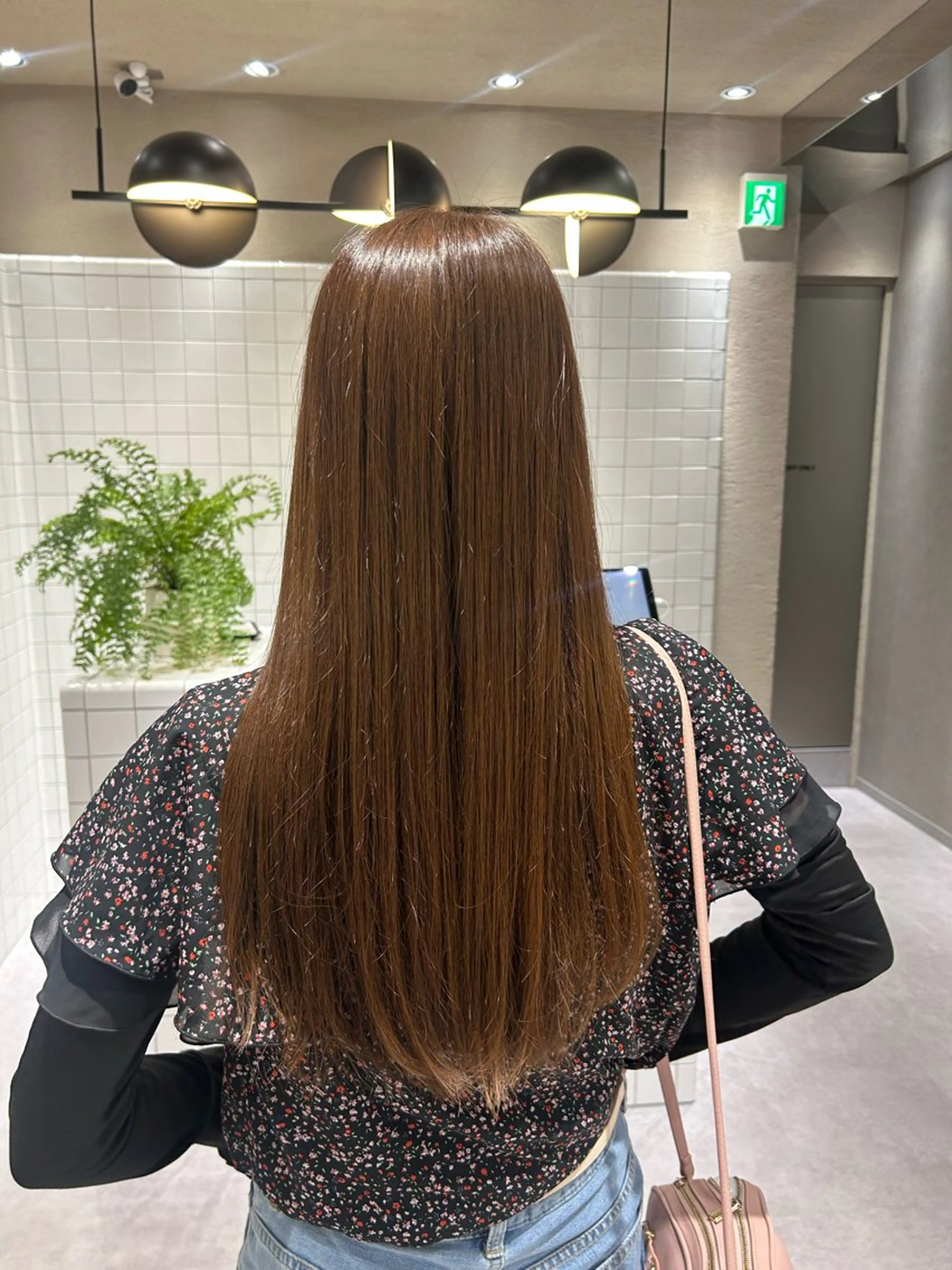 ロング カラー ベージュカラー ショコラベージュ SALOWIN 新宿三丁目me+所属・レイヤー/ボブ/ パーマ/HARUKAのヘアスタイル