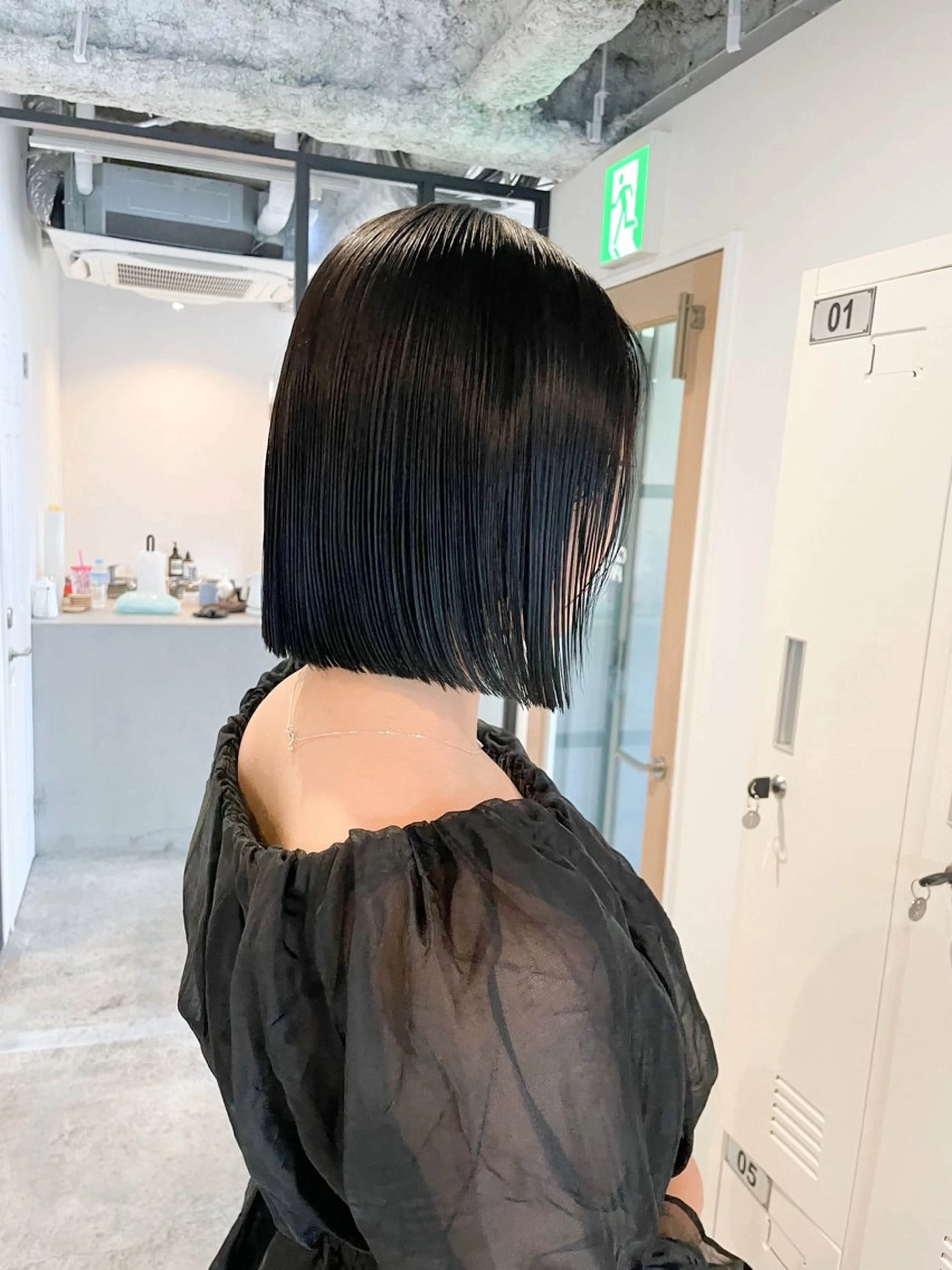 ショート カラー パーマ 切りっぱなしボブ 黒髪 ブルーカラー ブルーブラック ボブ カット ヘアカラー パーマ 縮毛矯正 トリートメント Takuma Suzuki中目黒のヘアスタイル