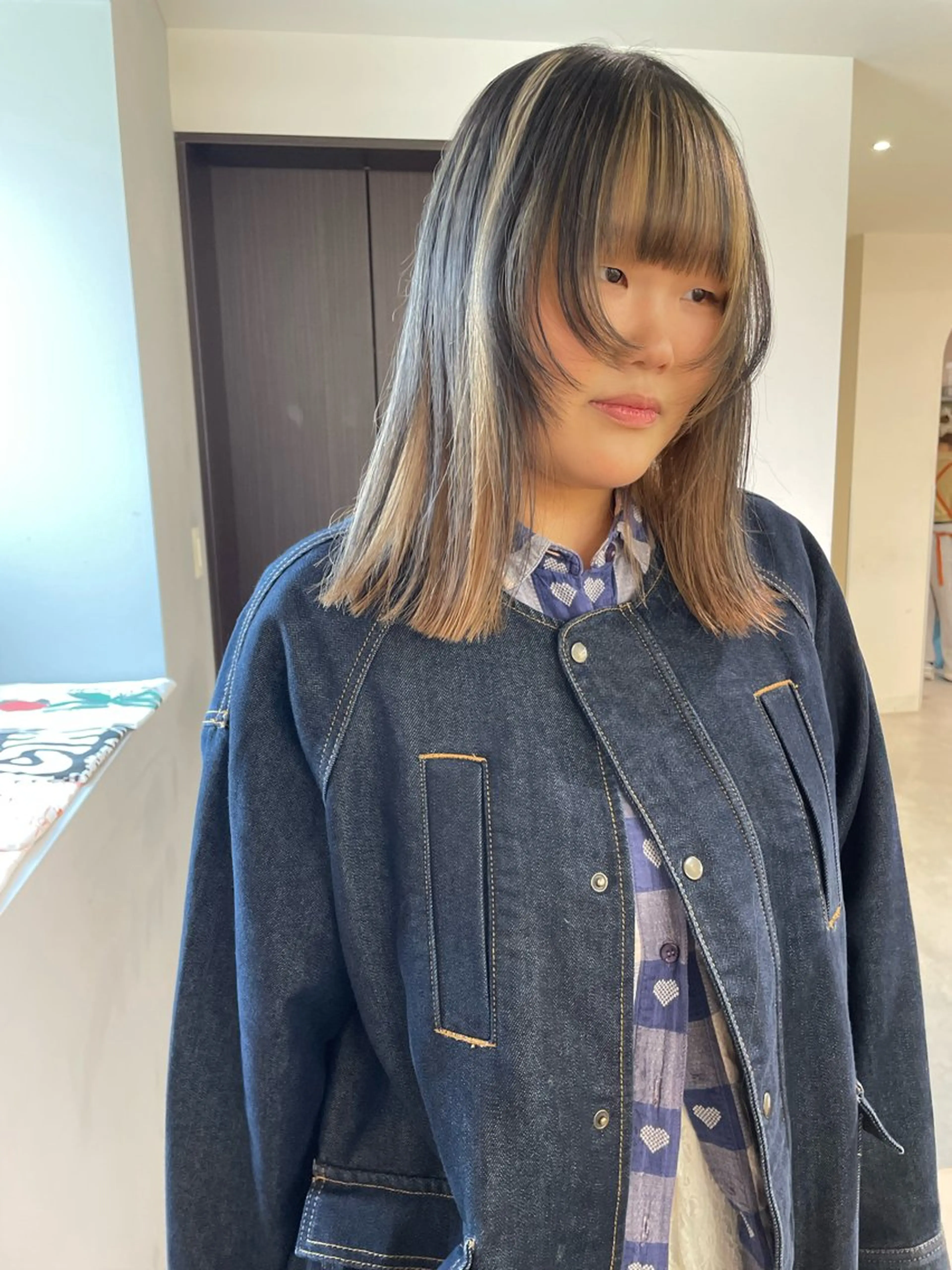 ミディアム カラー ブリーチ ケアブリーチ デザインカラー ダブルカラー イヤリングカラー カット ヘアカラー トリートメント MIU/ルーツカラー 顔まわりレイヤーのヘアスタイル