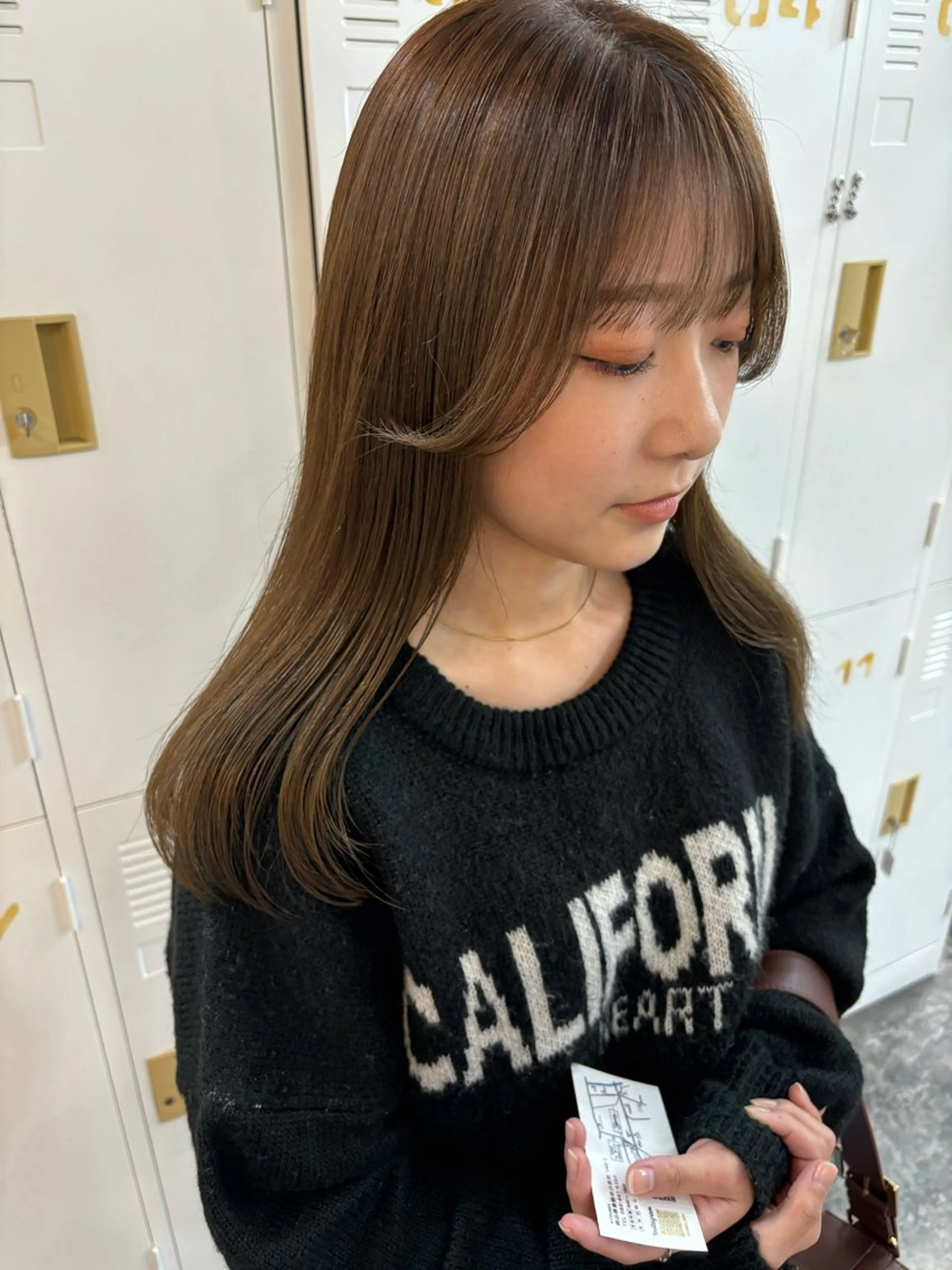 セミロング カラー ベージュカラー オリーブベージュ LOMARLIE JURIAのヘアスタイル