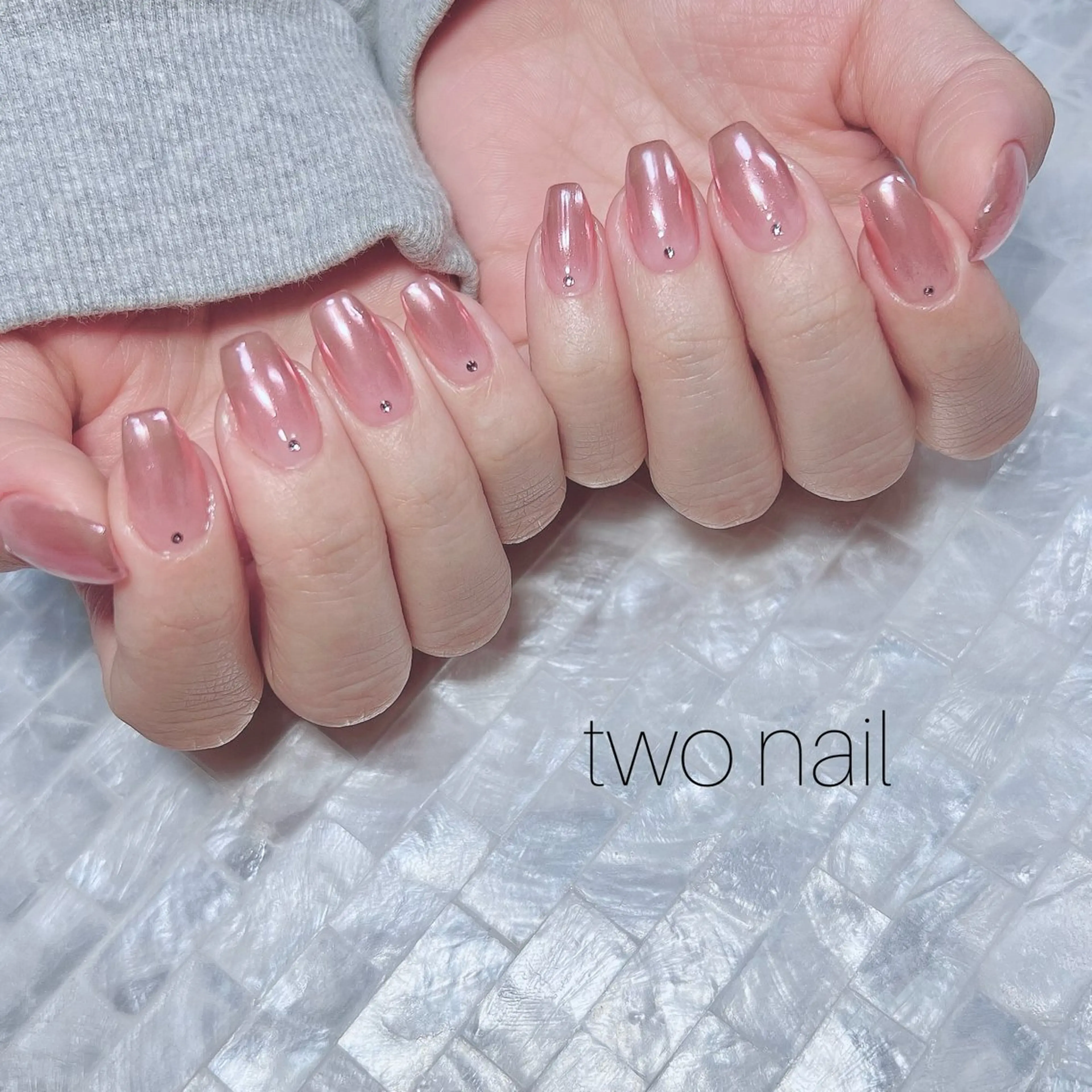 ネイル キラキラネイル ネイルチップ ホワイト ハンドネイル two nailのネイルデザイン