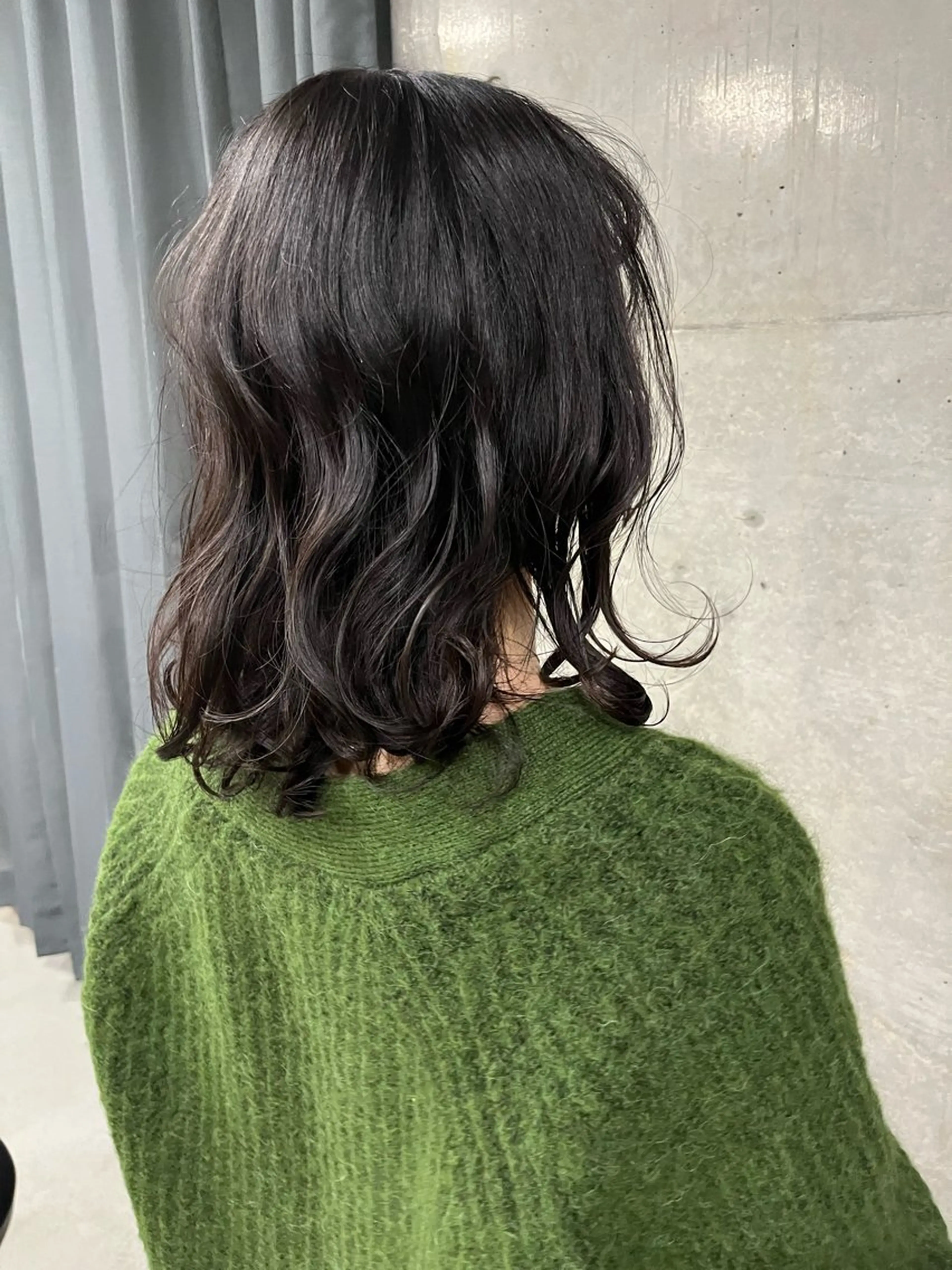 セミロング パーマ 曲がる縮毛矯正 センターパートのヘアスタイル