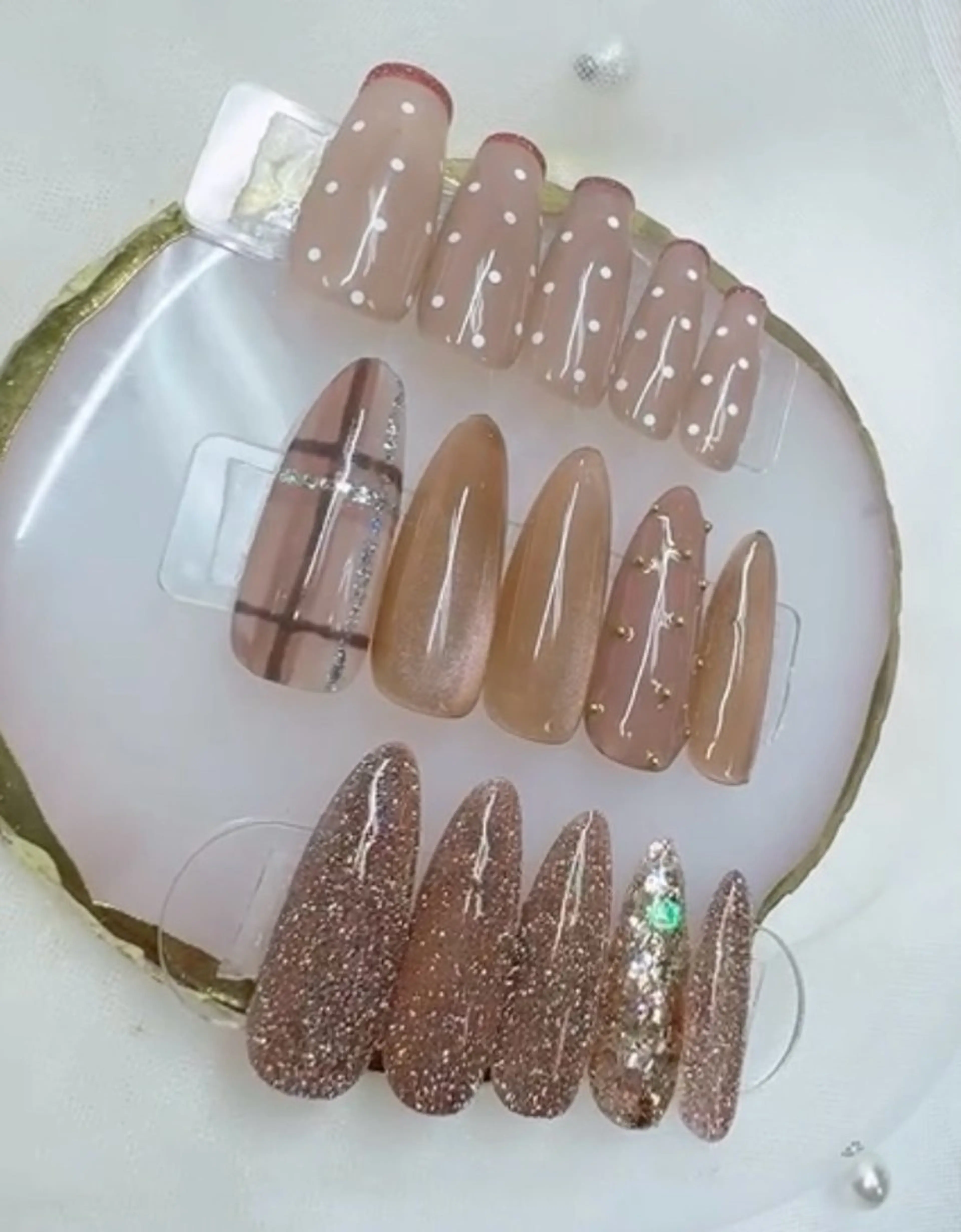 ネイル アートネイル べっ甲ネイル ボルドー チークネイル ドット ハンドネイル Queeens nailのネイルデザイン