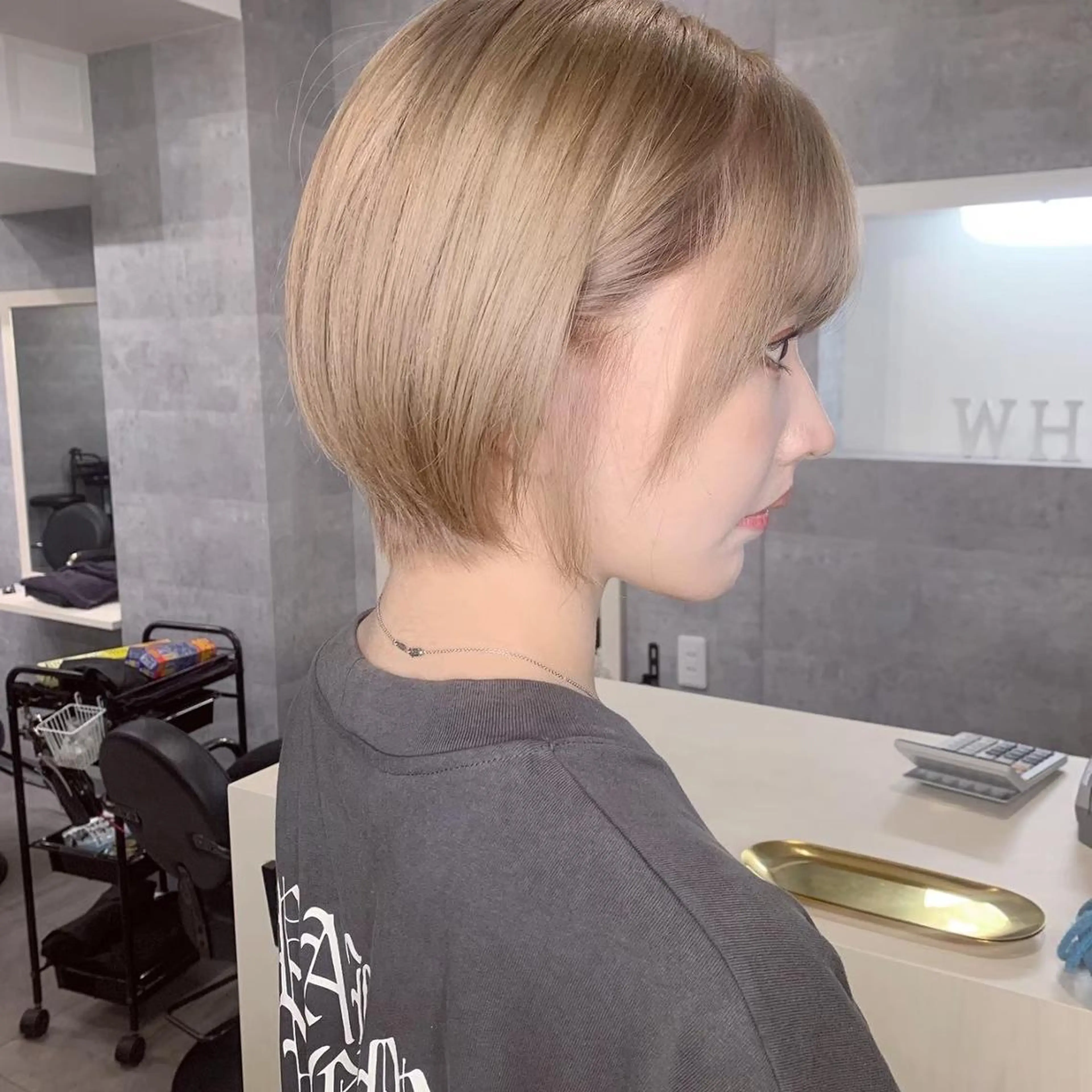 ショート 前下がりボブ ボブ 斜めバング 外国人風カラー 伸ばしかけ カット ヘアカラー ＿WHITE鳳店 アンダーバーホワイトのヘアスタイル