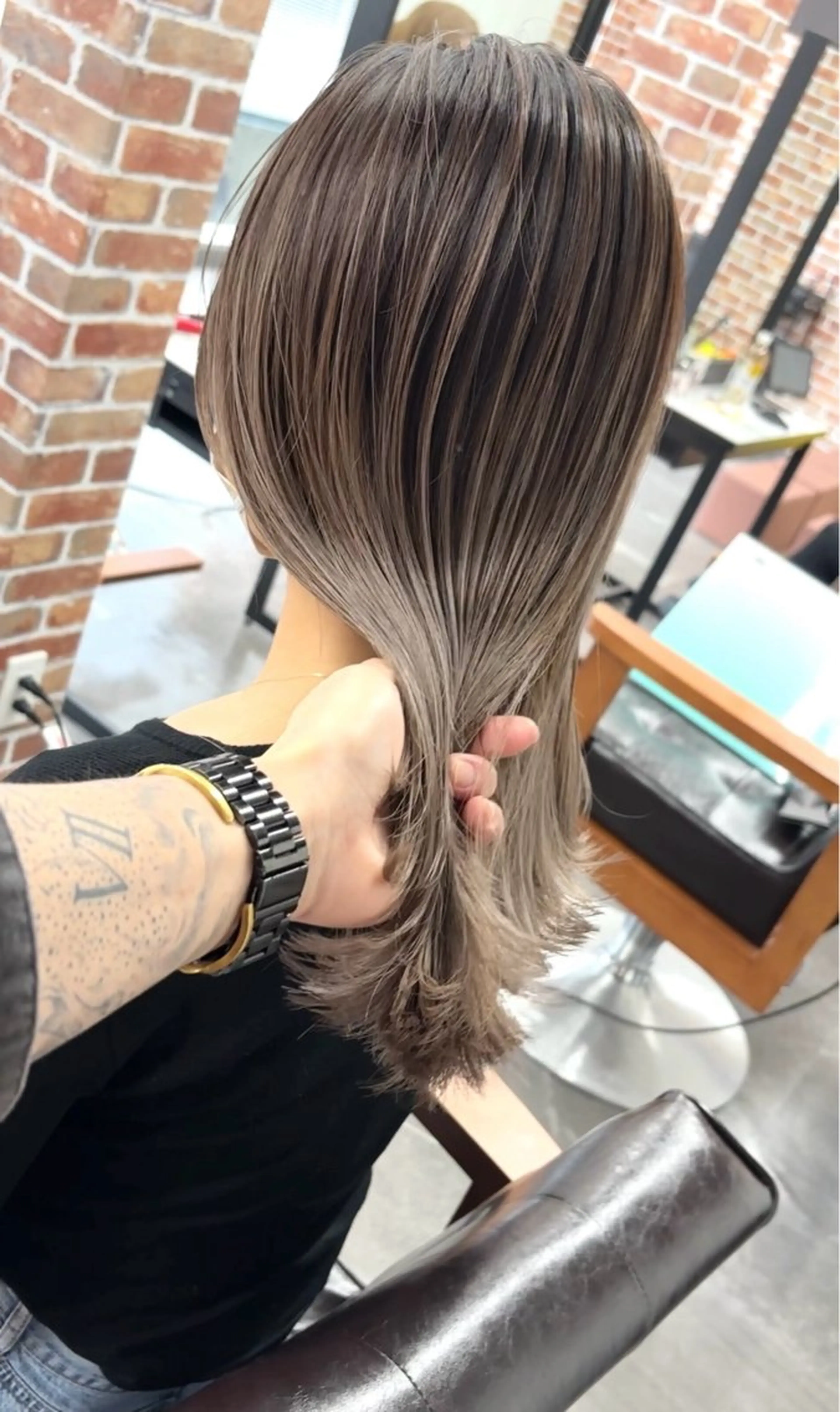 ミディアム カラー バレイヤージュ レイヤーカット カット ヘアカラー ギャルの革命児 秀斗のヘアスタイル