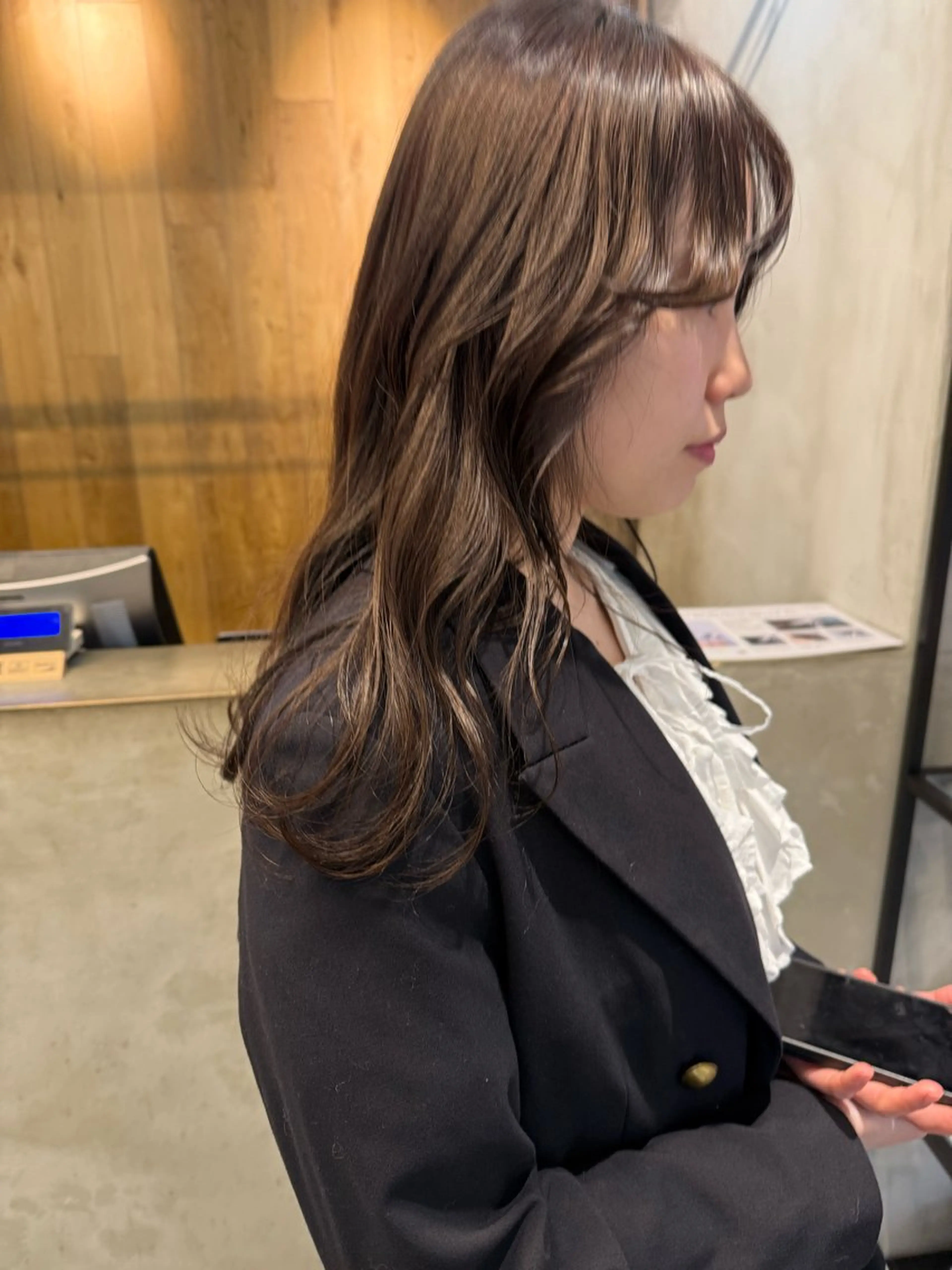 セミロング カラー ミルクティー× グレージュMOMOのヘアスタイル