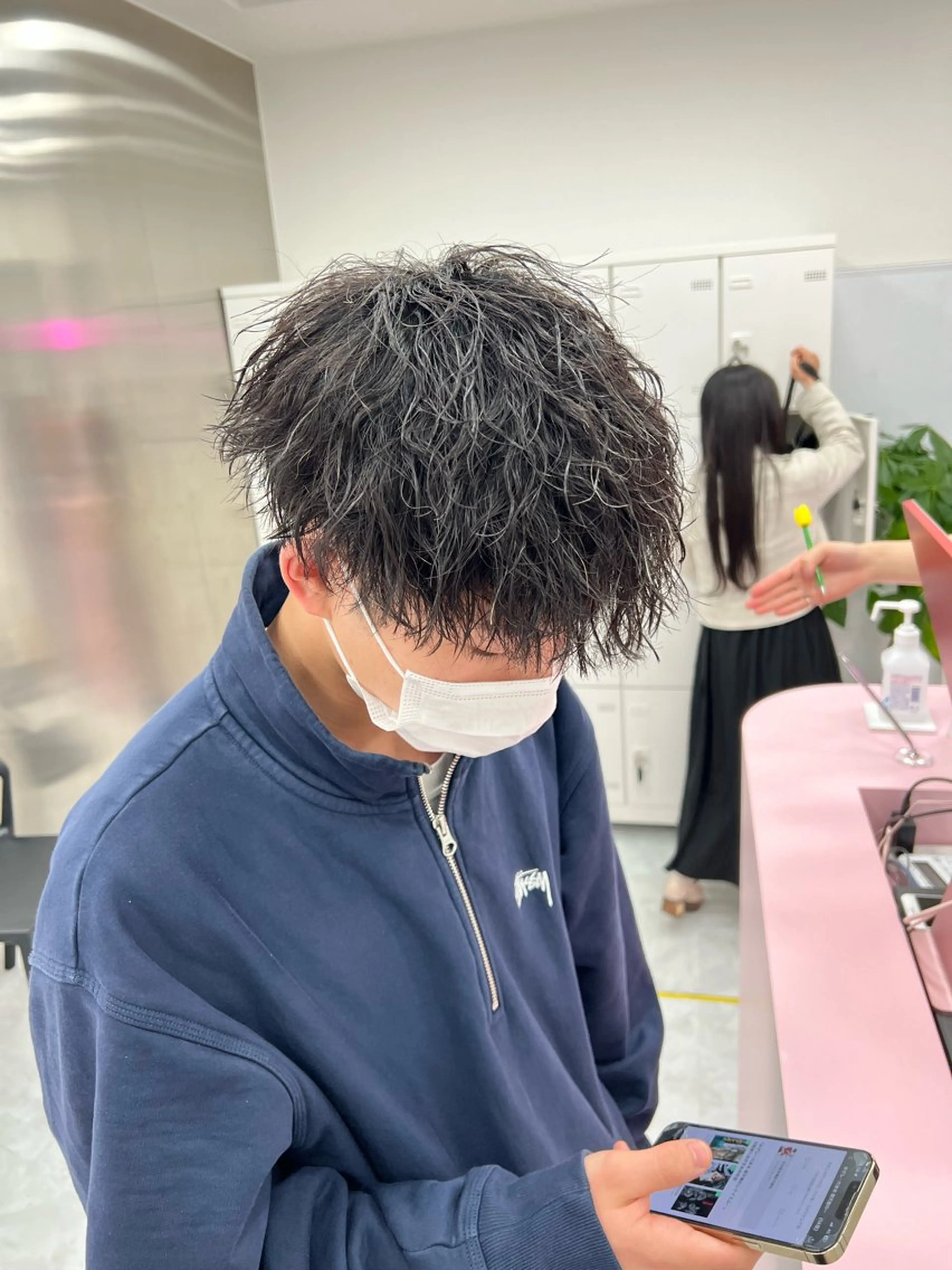 ミディアム パーマ メンズ ミディアムパーマ センターパート メンズ韓国風 韓国マッシュ マッシュウルフ メンズパーマ特化 TAIGAのヘアスタイル