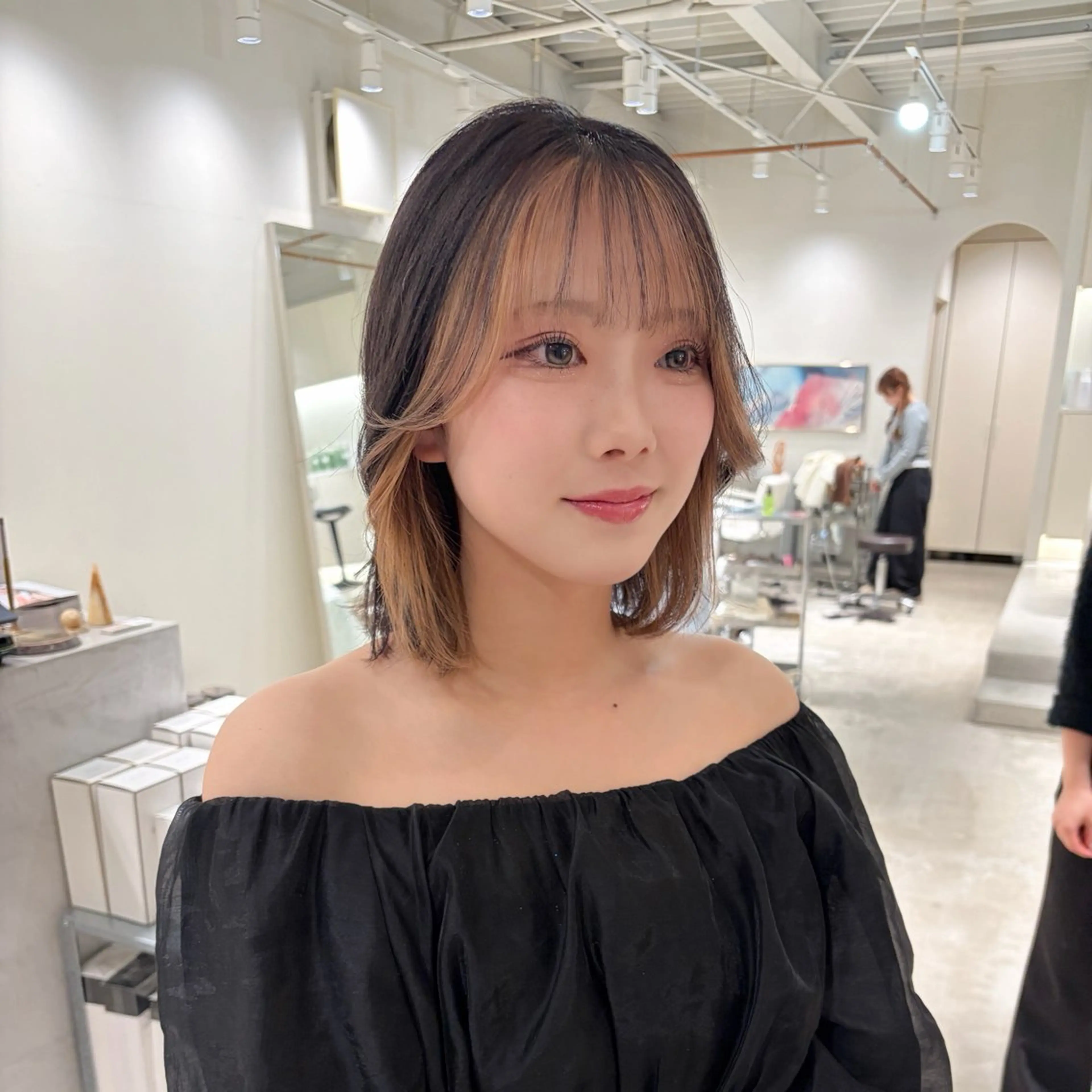 ミディアム カラー ミストバング ベージュカラー デザインカラー  フェイスフレーミング インナーカラー ヘアカラー 周東 芽依のヘアスタイル