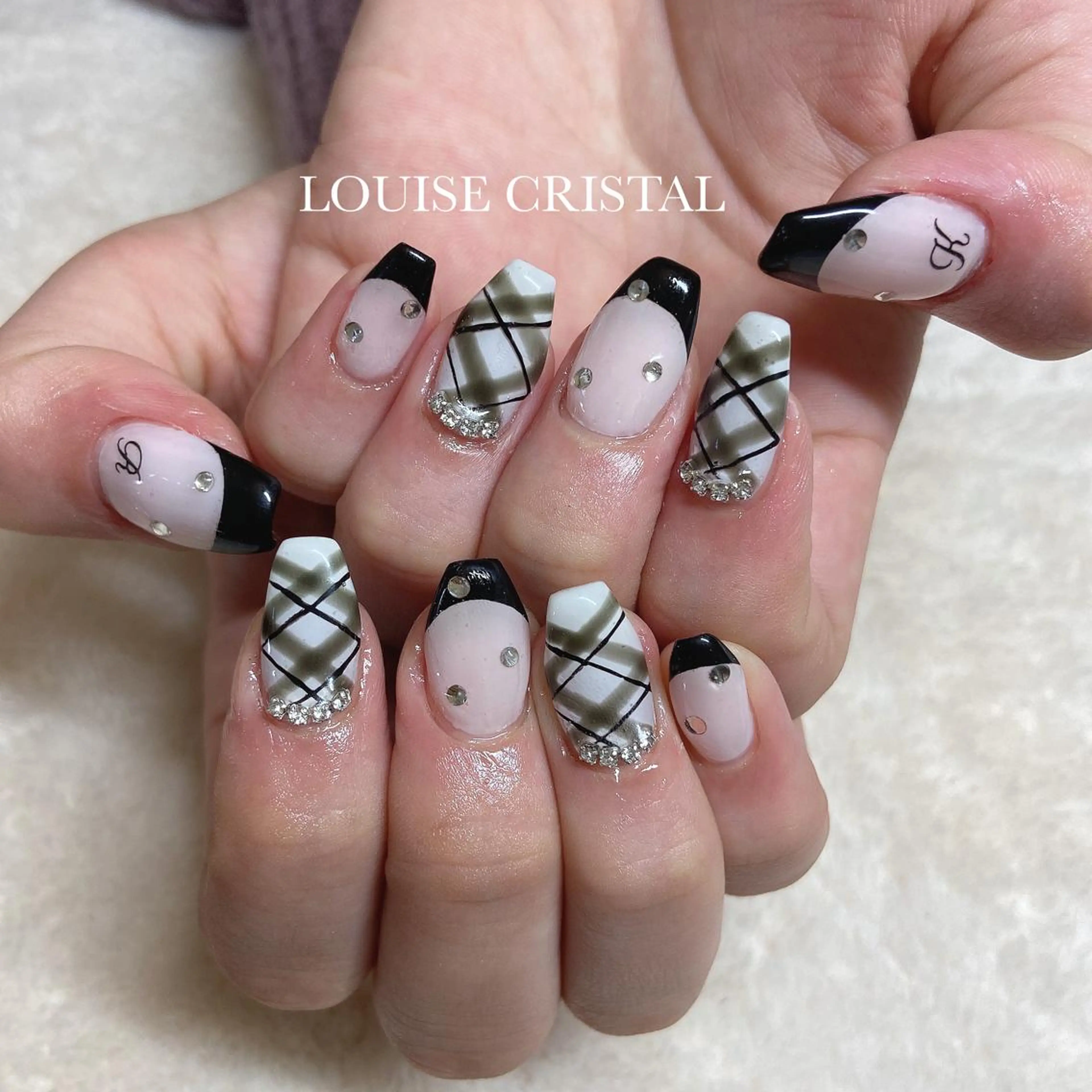 ネイル ハンドネイル LOUISE CRYSTALのネイルデザイン