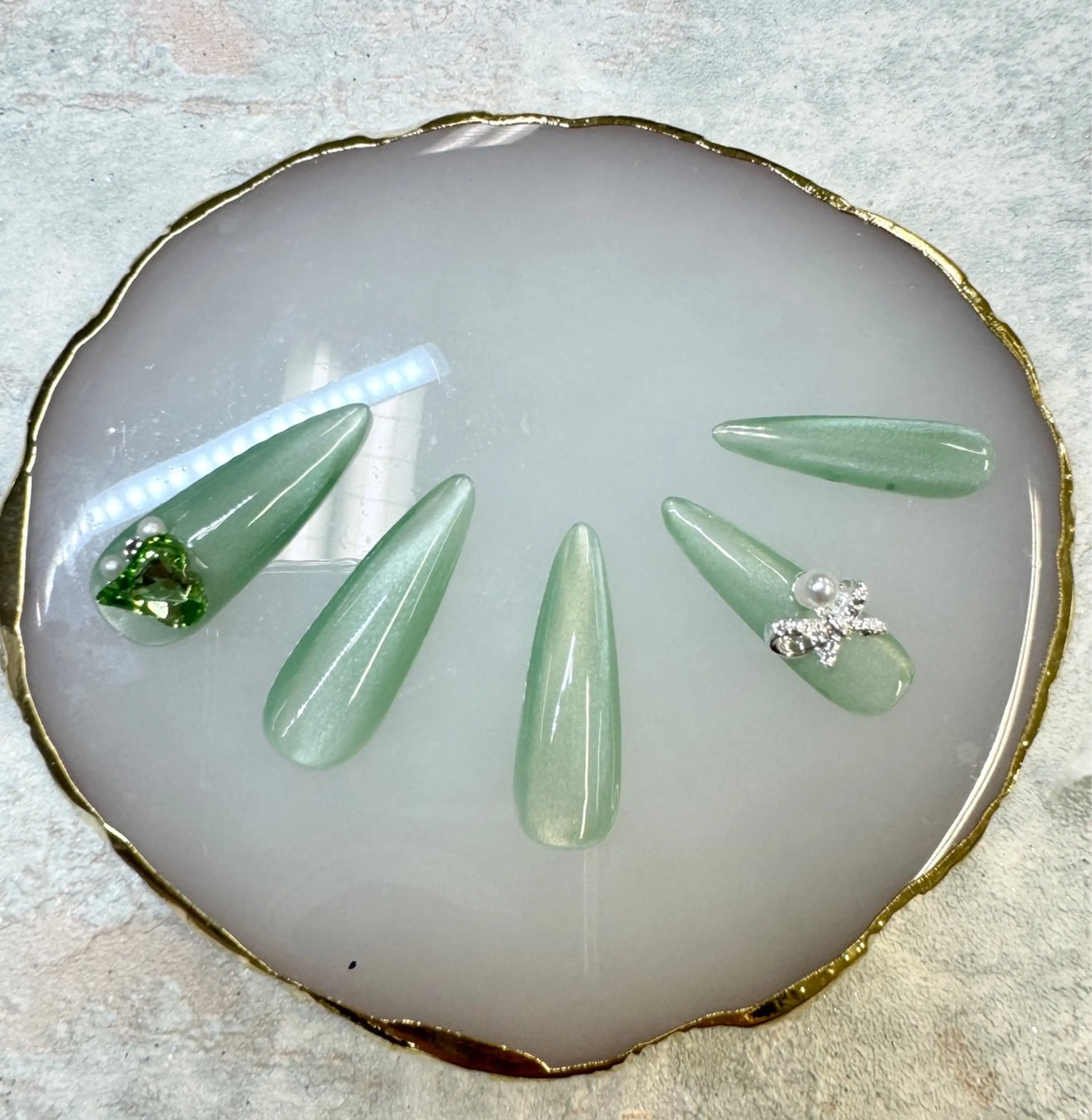 ネイル フレンチネイル ジェルネイル ガラスフレンチ マグネットネイル パラジェル Queeens nailのネイルデザイン