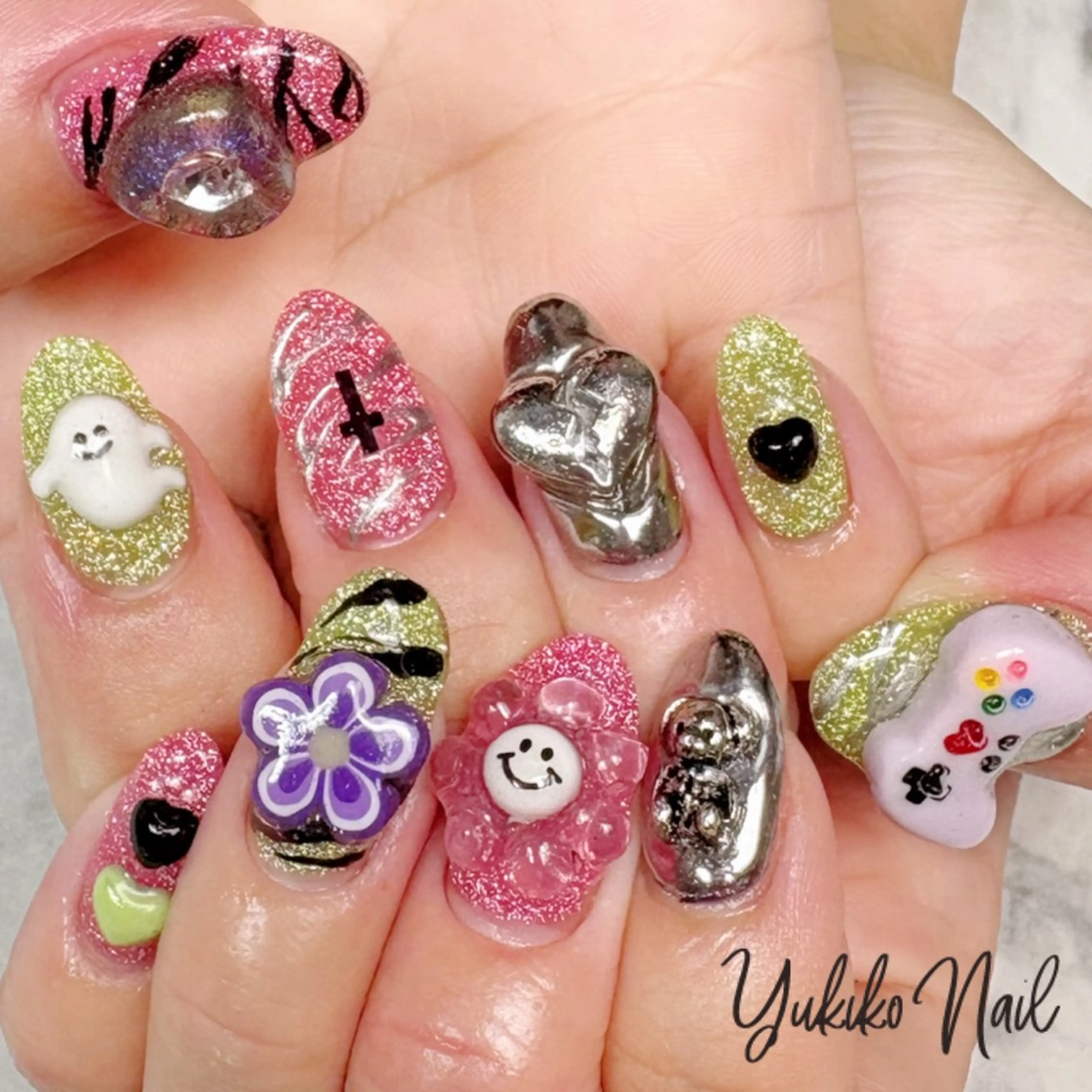 ネイル アニマル柄 フラッシュネイル グリーン キラキラネイル ピンク ハンドネイル ユキコ ネイルのネイルデザイン