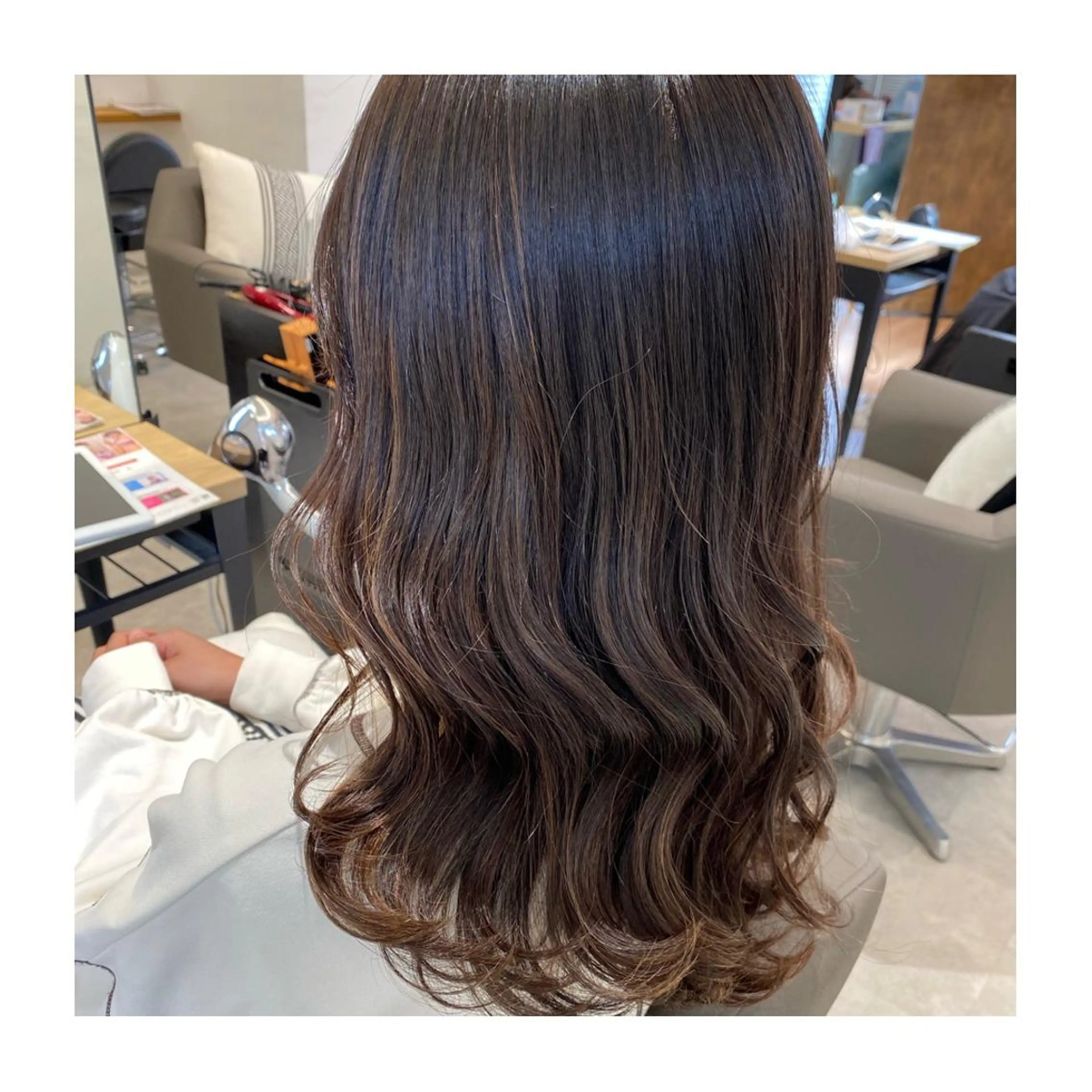 ミディアム カラー ベージュカラー 透明感カラー ハイライトカラー モカベージュ ハイライト 小國 綾かのヘアスタイル