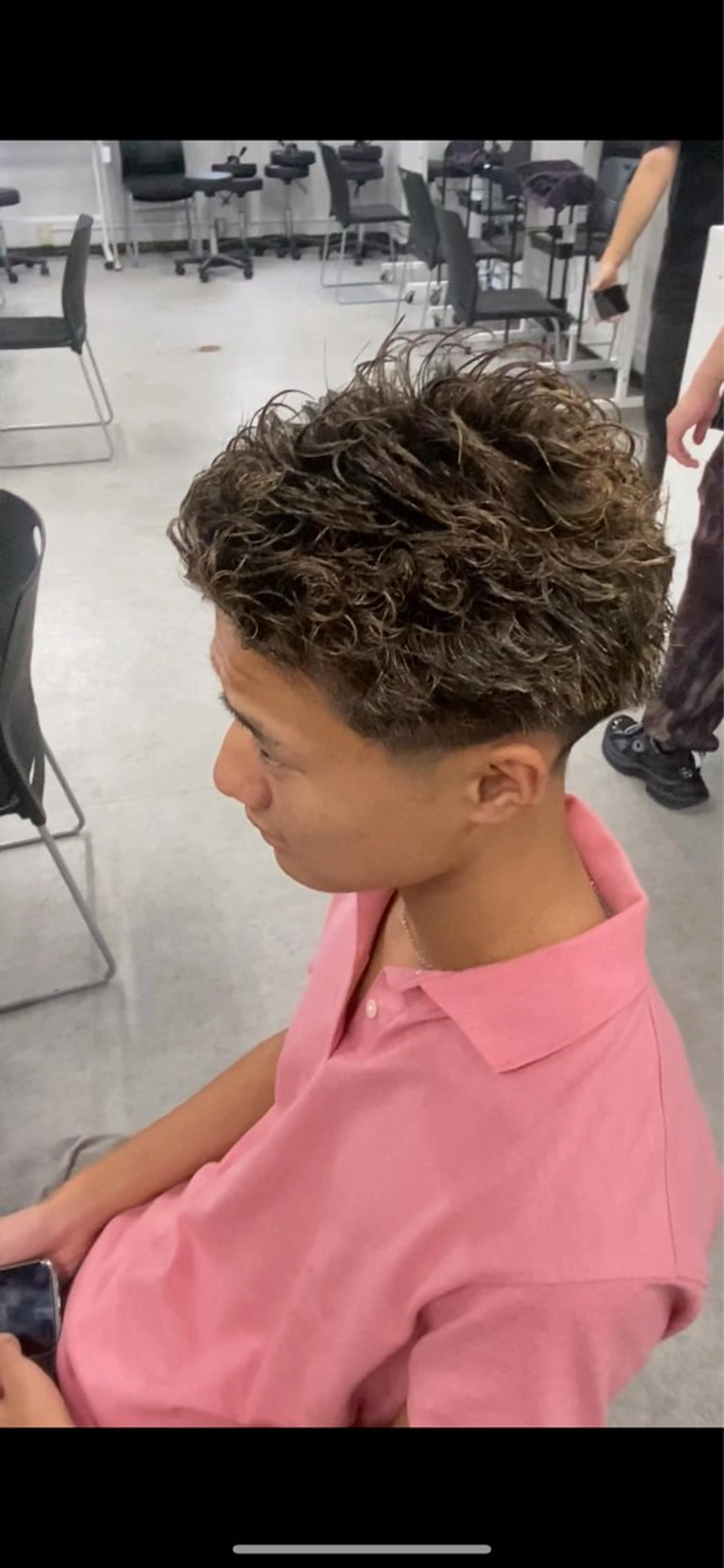 カラー パーマ メンズ センターパート フェザーパーマ メンズハイライト メンズメッシュ マッシュ 福井祥太／海外風 /プードルパーマのヘアスタイル