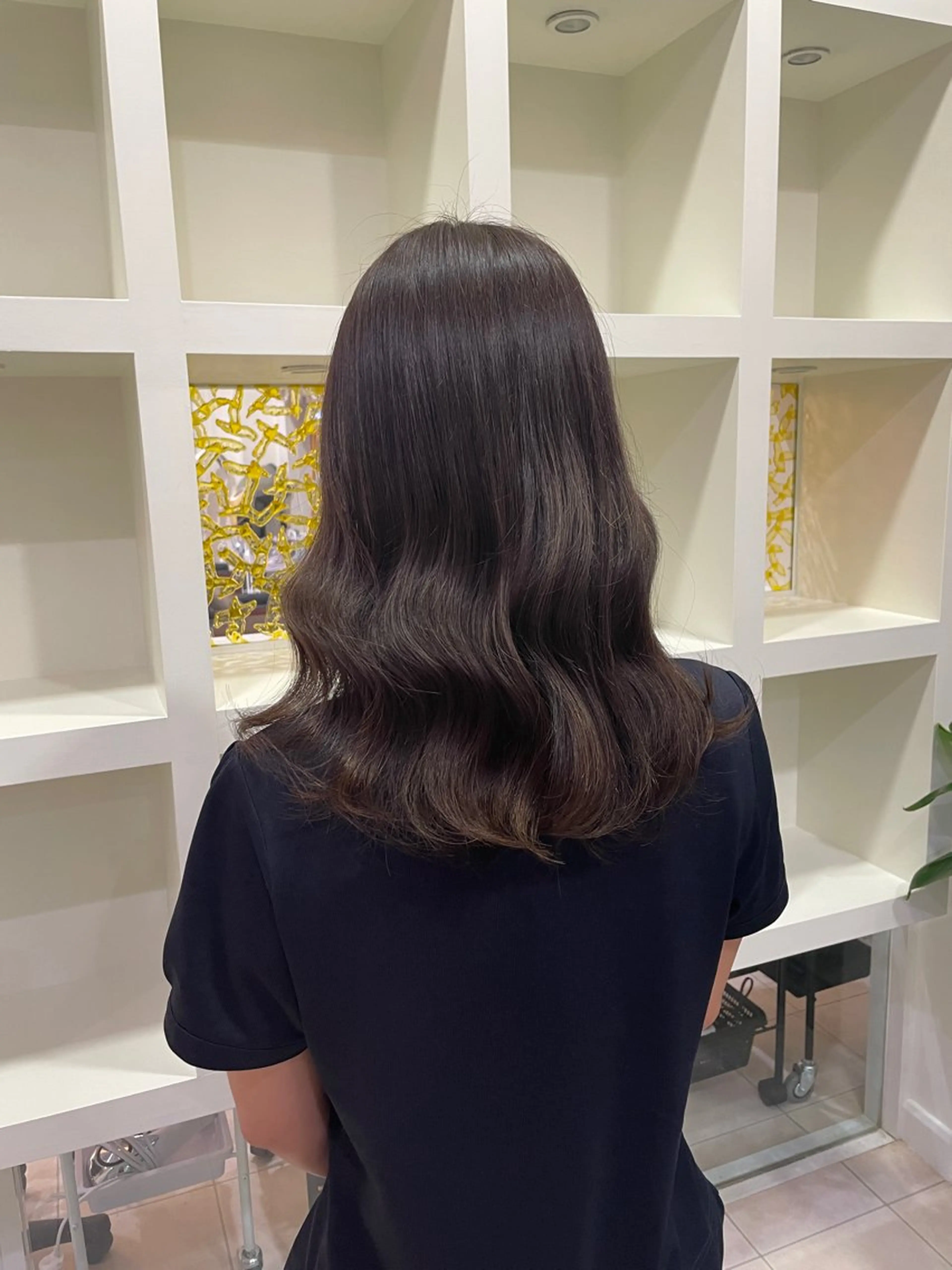 ミディアム カラー グレージュ マキノ キョウカのヘアスタイル