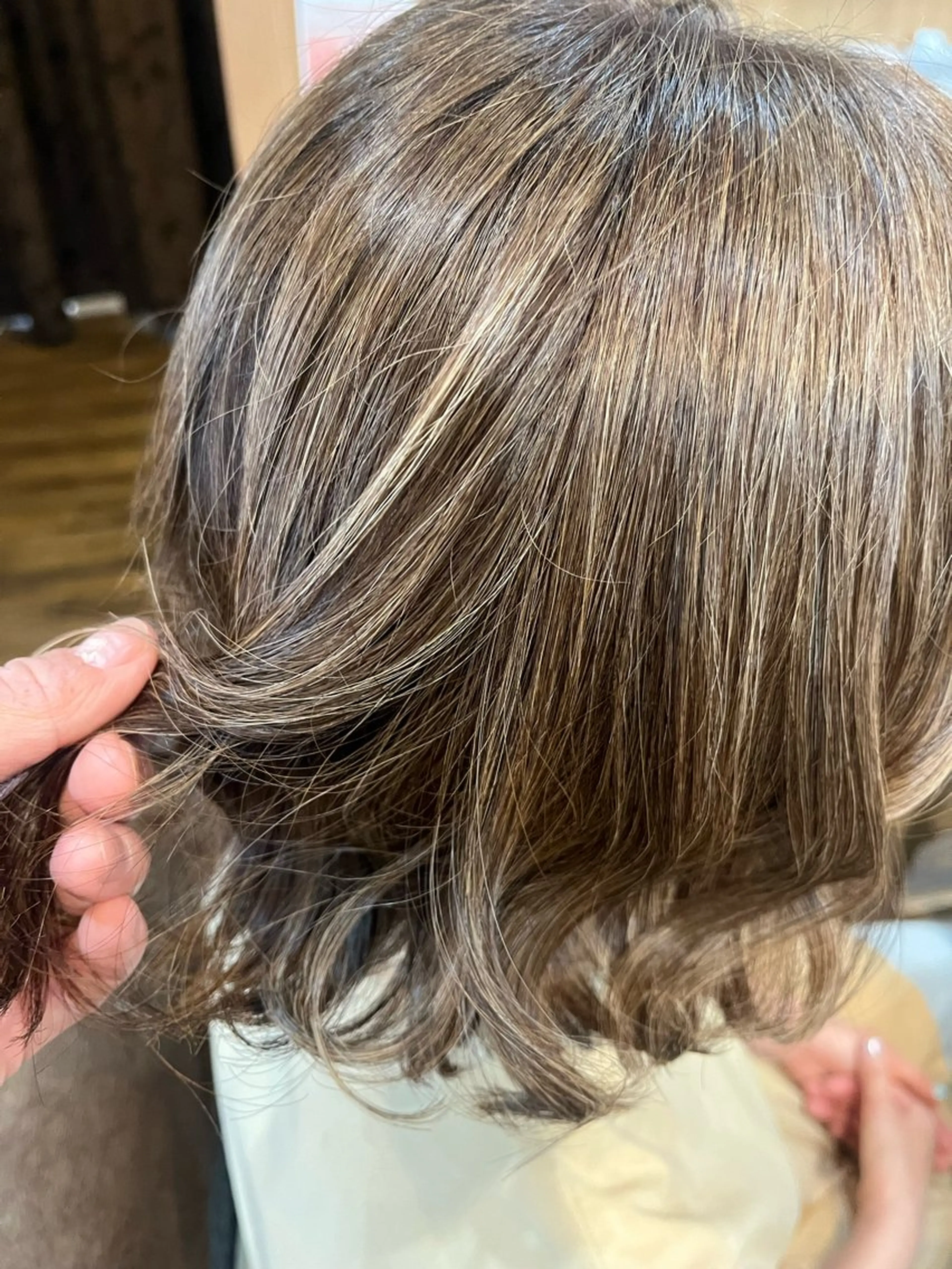 ミディアム カラー ブロンド ハイライトカラー メッシュ ハイライト 大人女子&髪改善専門 Nobuフリーランスのヘアスタイル