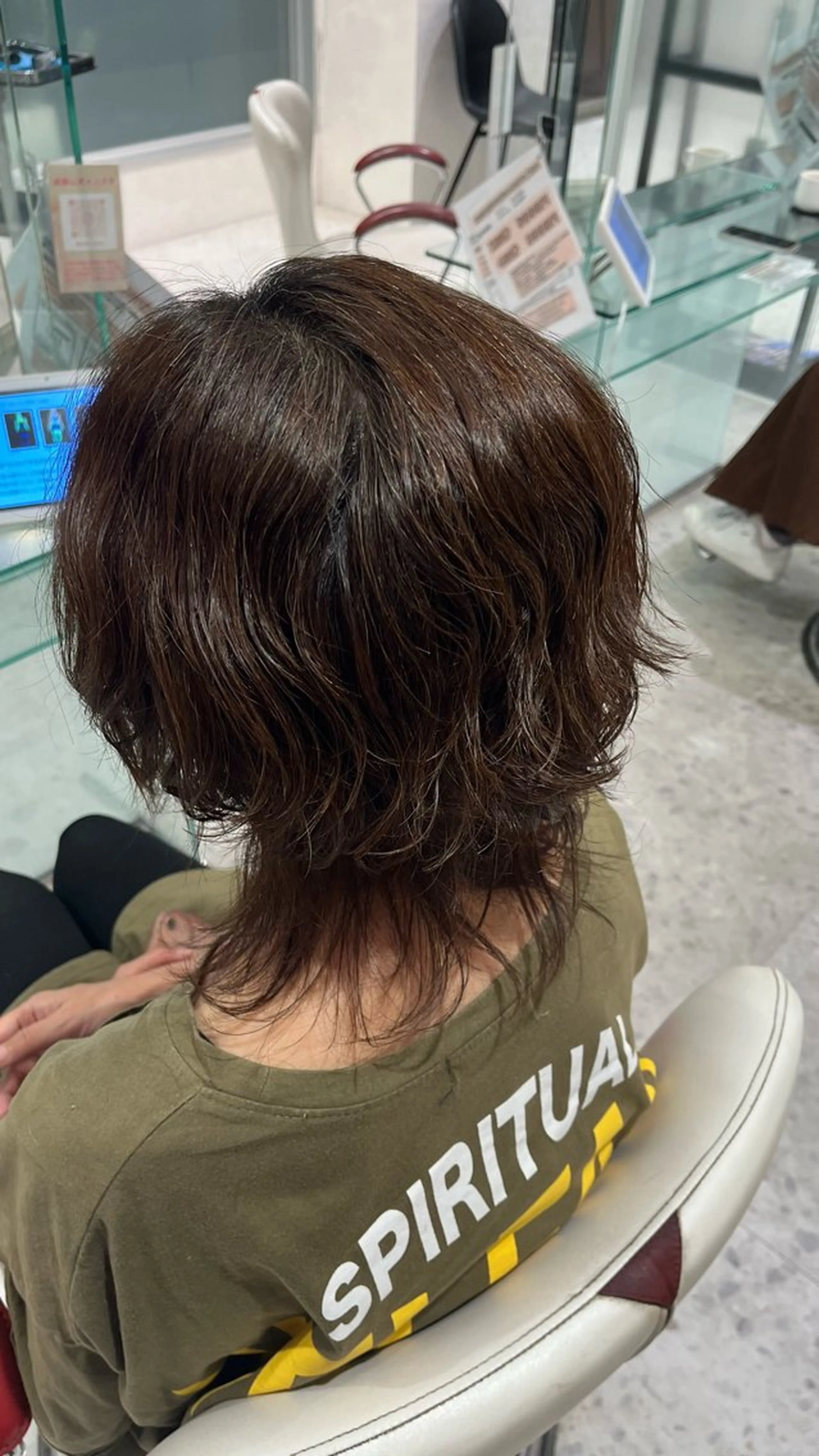 パーマ ウルフカット 中屋 比呂のヘアスタイル
