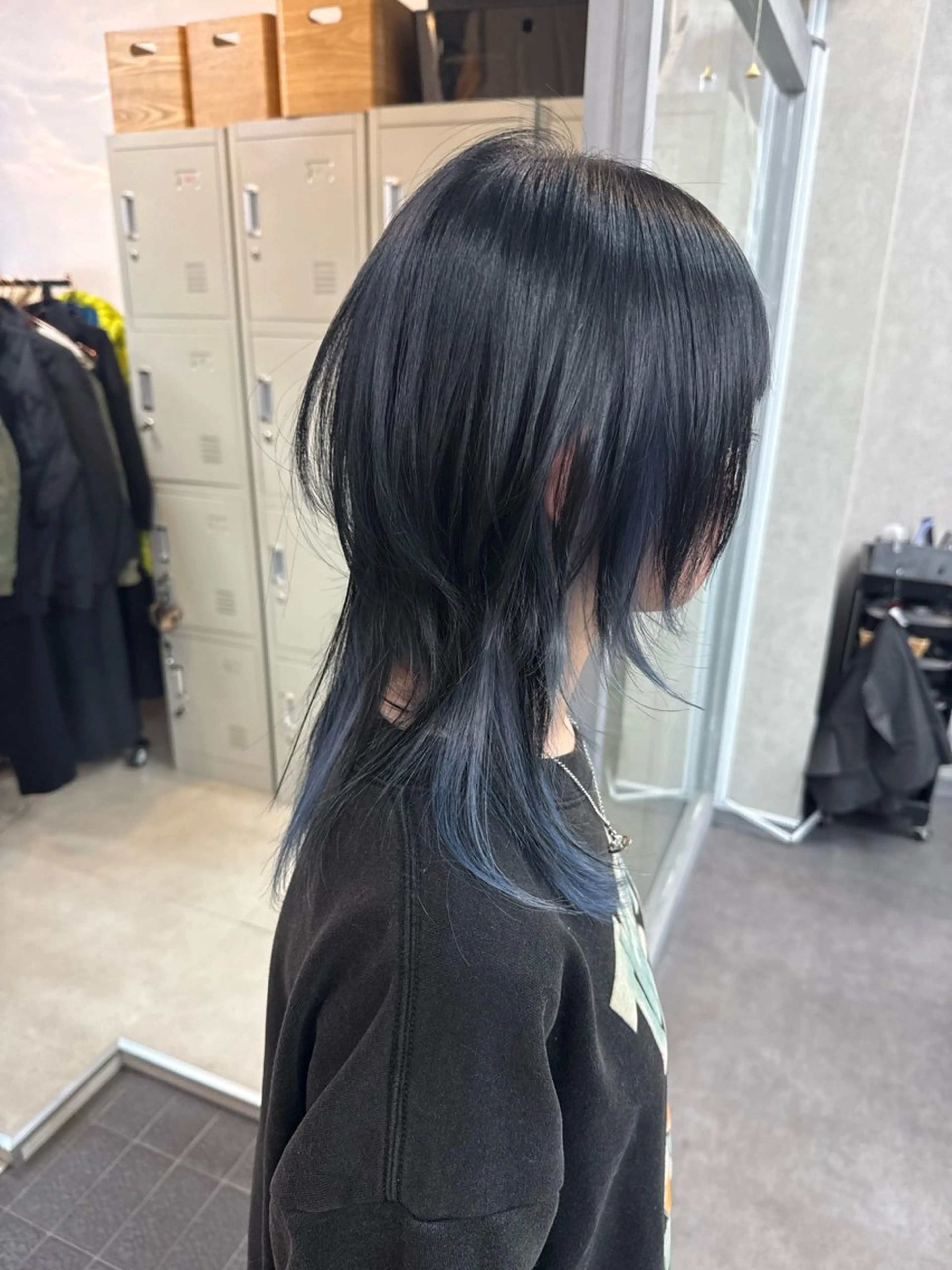 ミディアム カラー ウルフカット デザインカラーウルフ 宙也のヘアスタイル