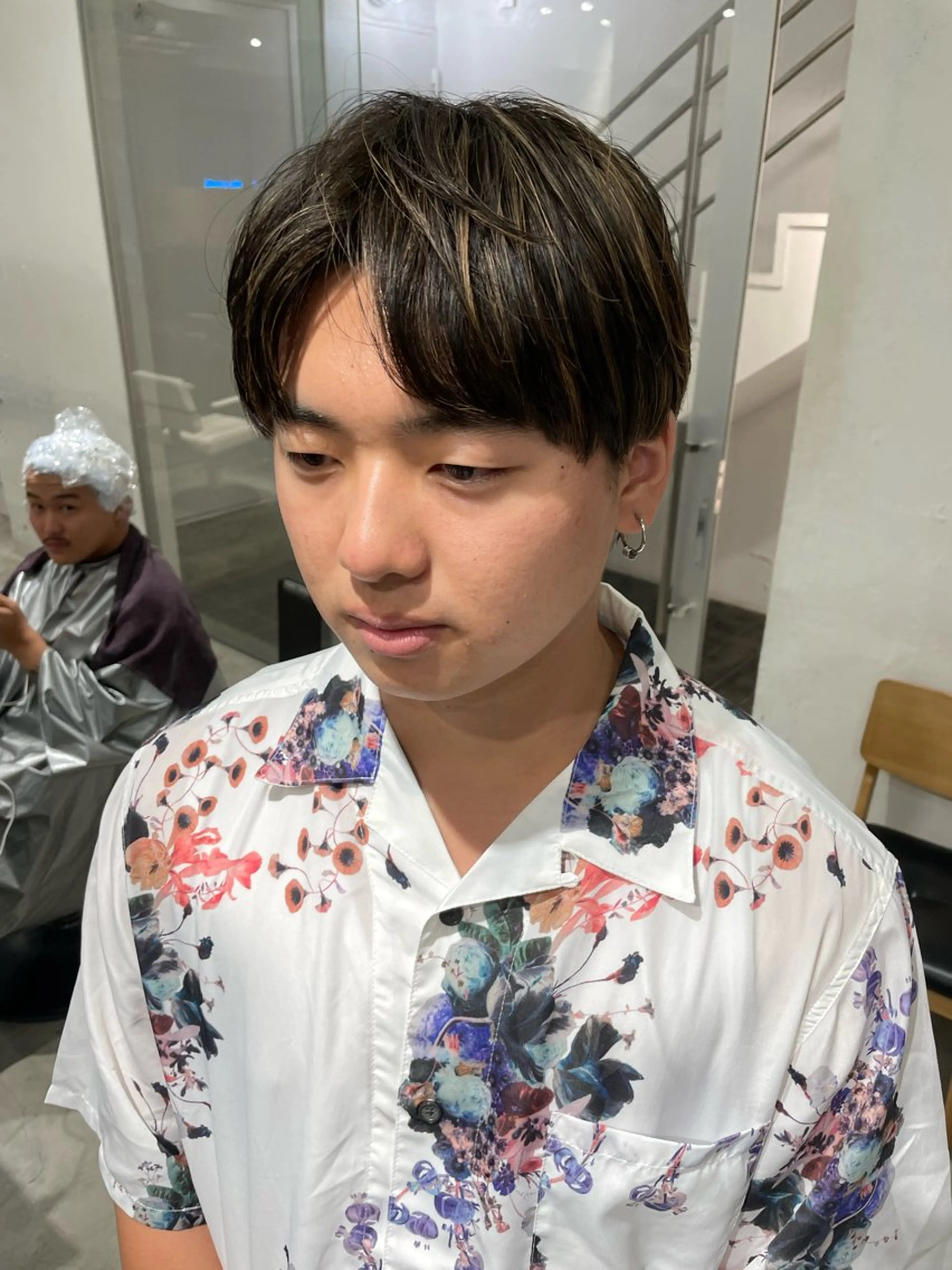 ショート カラー メンズ メンズブリーチ センターパート メンズハイライト メンズハイトーン メンズインナーカラー ヘアカラー トリートメント スパイラルパーマ 🌐hina⭐️のヘアスタイル