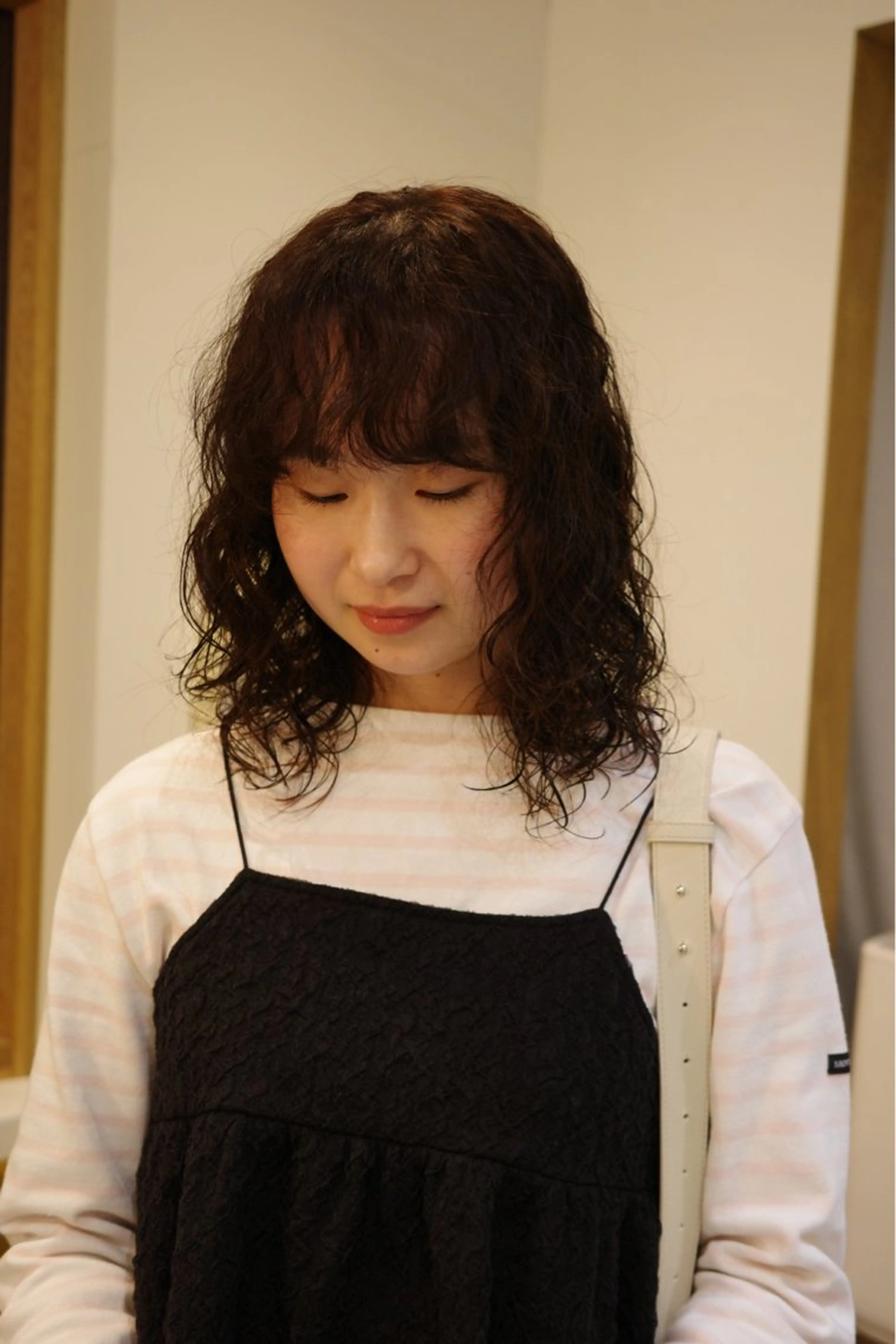 ミディアム カラー パーマ ミディアムパーマ レイヤーカット カット ヘアカラー パーマ トリートメント ミディアムパーマ /癖毛パーマのヘアスタイル