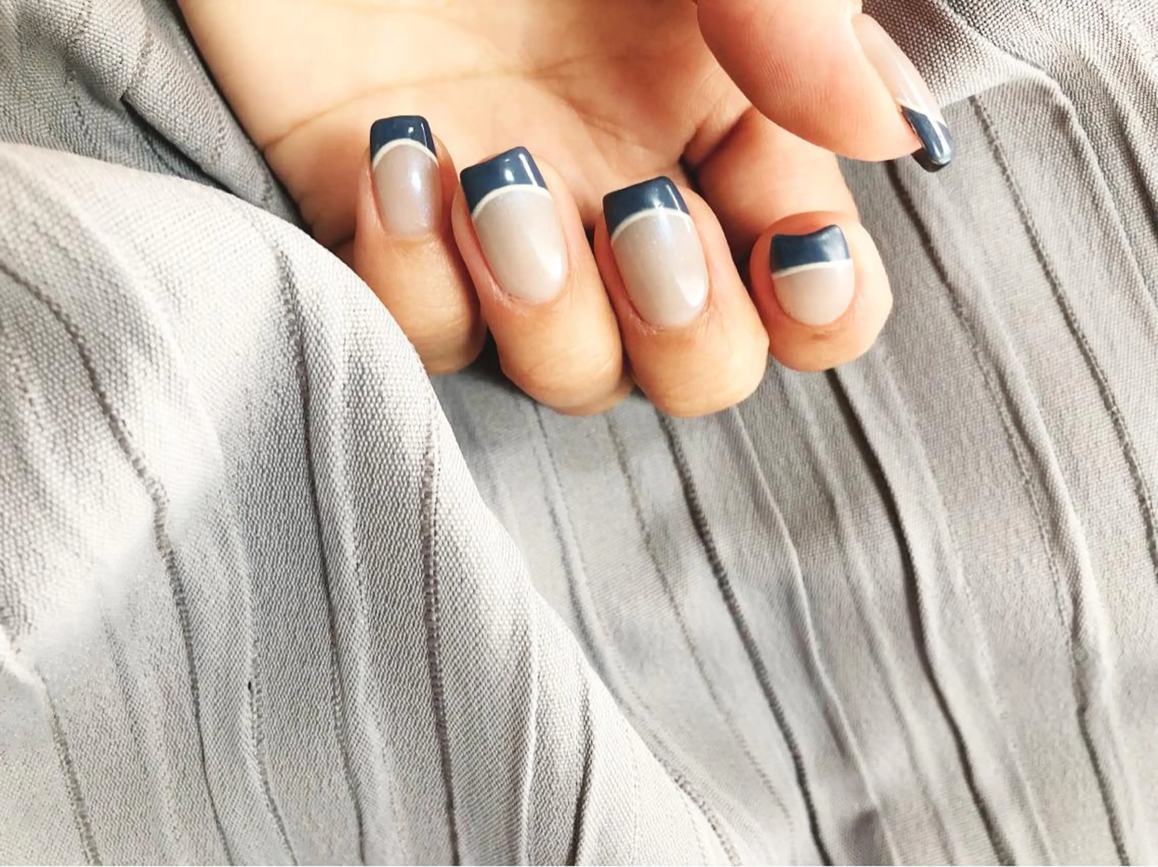 パーマ ヘアアレンジ ネイル マツエク・マツパ カジュアル クリアネイル フレンチネイル ラメ(グリッター) マグネットネイル Adore nailのネイルデザイン