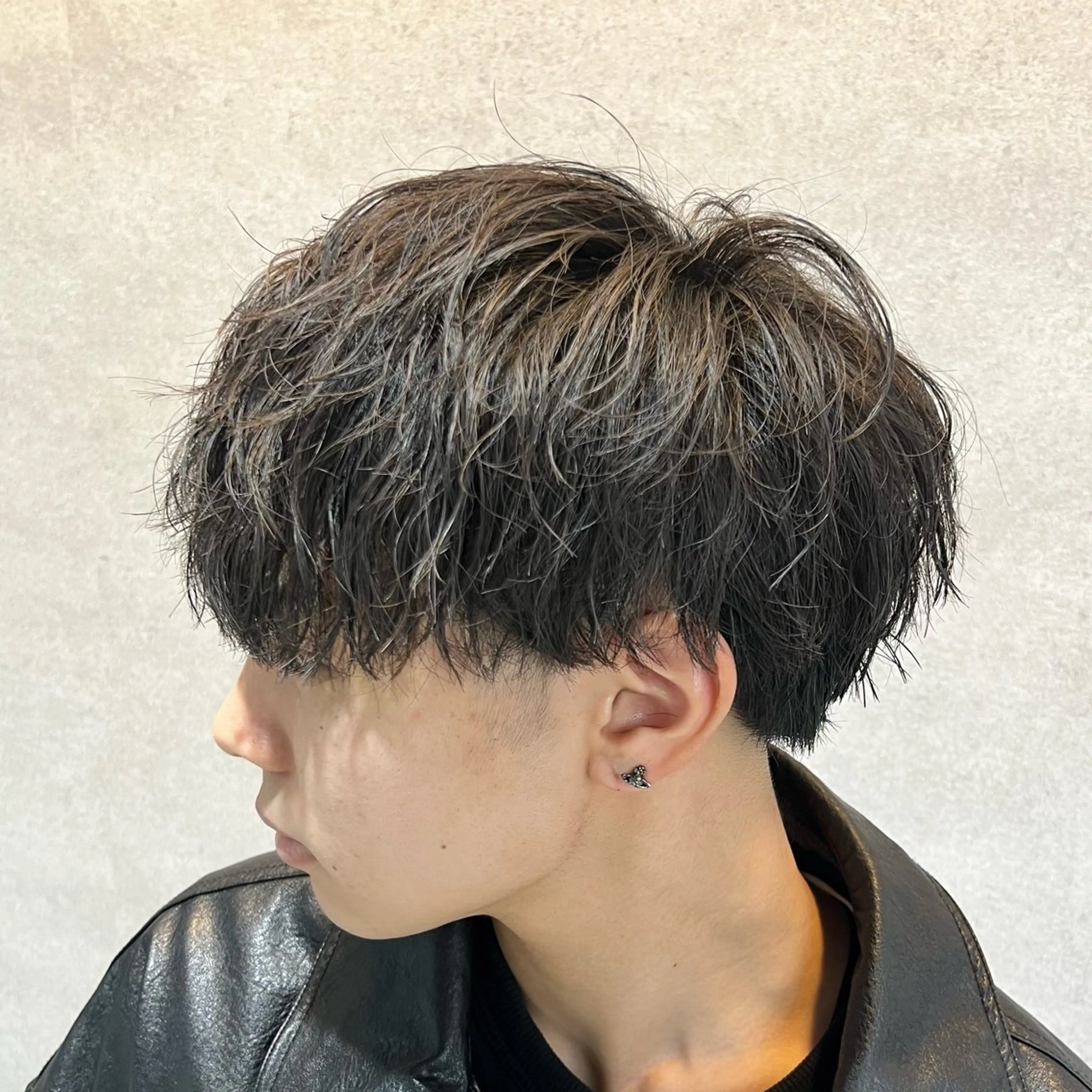 ショート カラー パーマ ヘアアレンジ メンズ センターパート メンズハイライト メンズメッシュ マッシュ メンズパーマ カット パーマ トリートメント ヘッドスパ ヘアセット 仕上がり満足度No. 1🔥BLUCK🔥のヘアスタイル