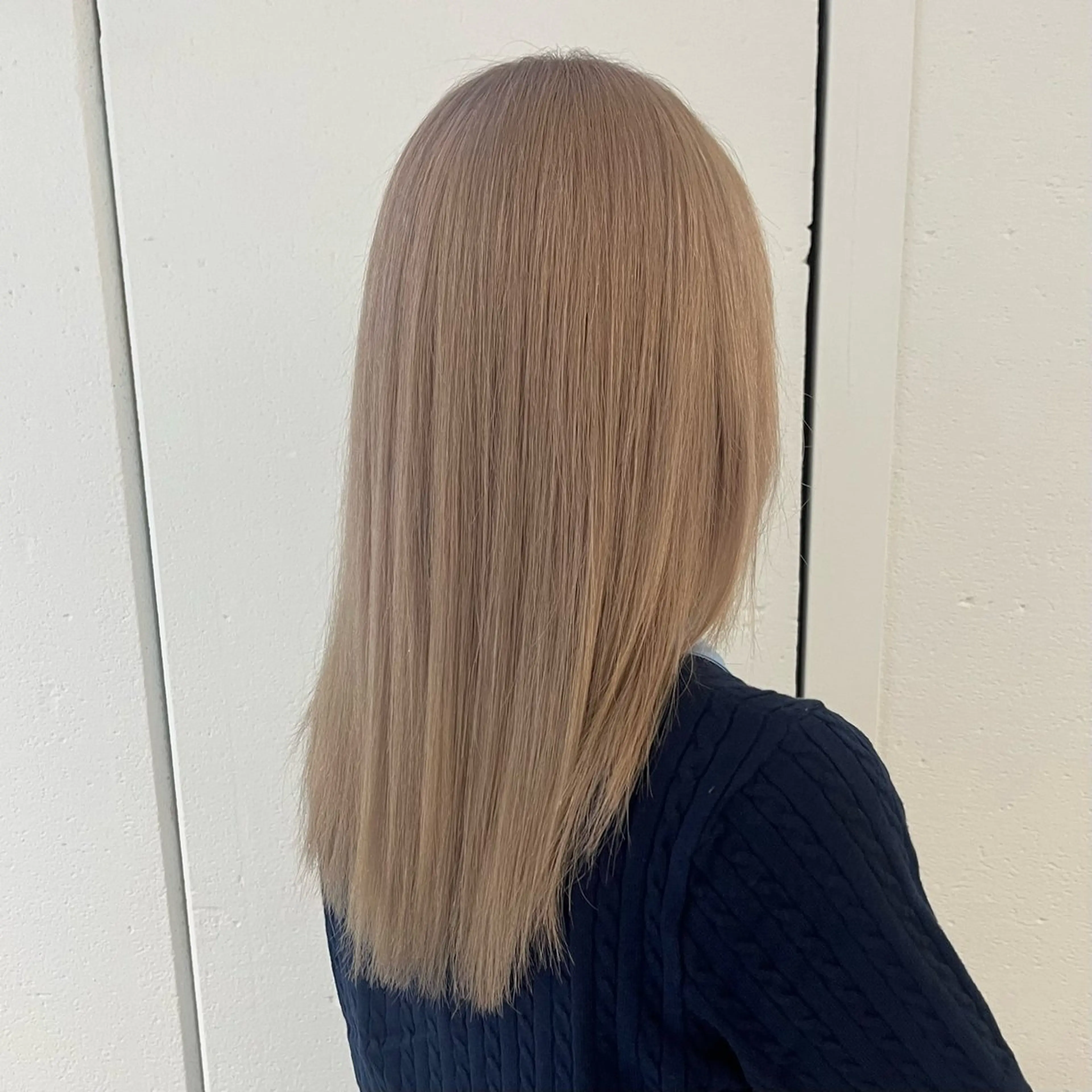 ロング カラー ベージュカラー ブロンド ミルクティーベージュ ホワイトブロンド ヘアカラー トリートメント 顔周りカット／透明感 カラー／Kurumeのヘアスタイル