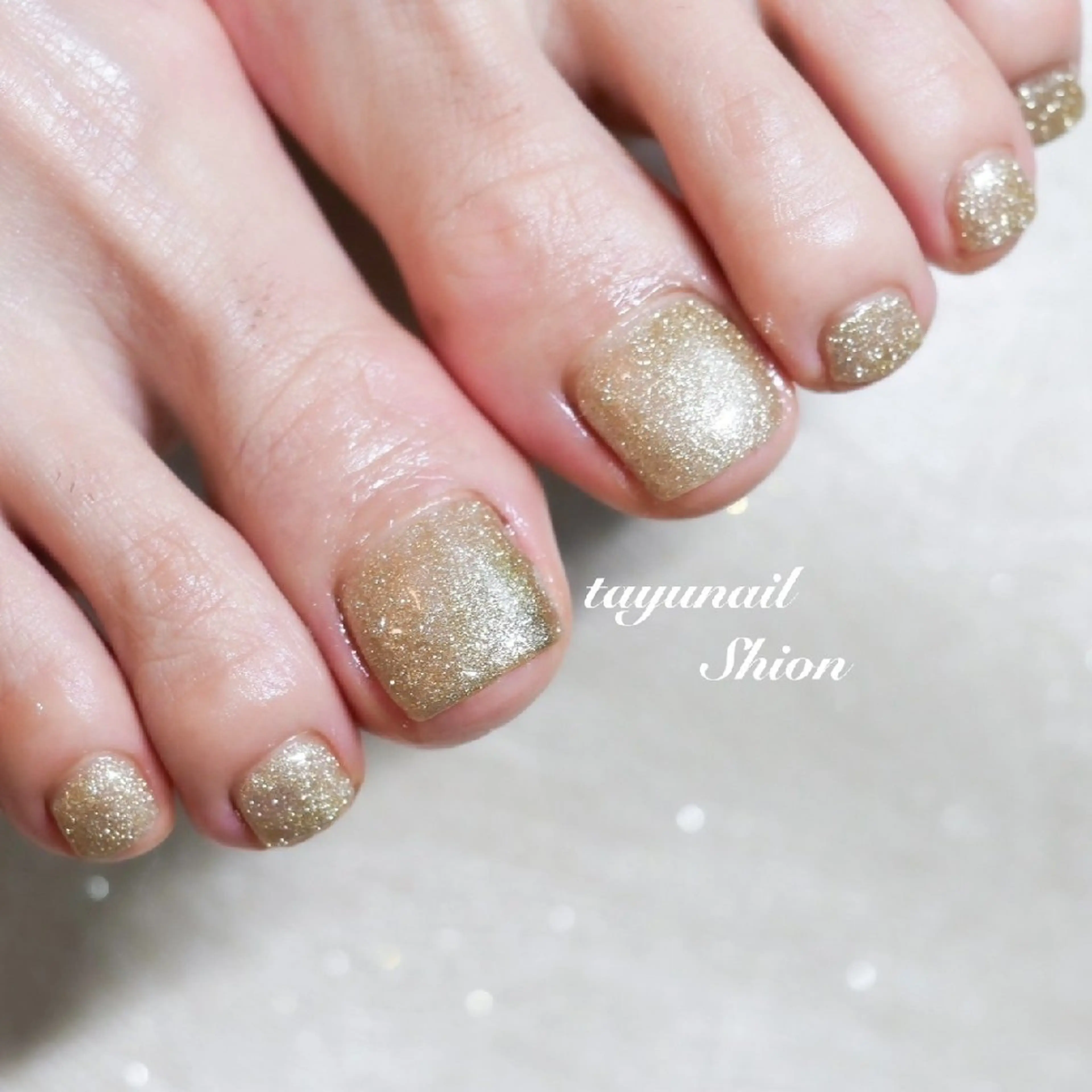 ネイル フットネイル ジェルネイル ゴールド キラキラネイル パラジェル ネイルサロン 【たゆnail】のネイルデザイン