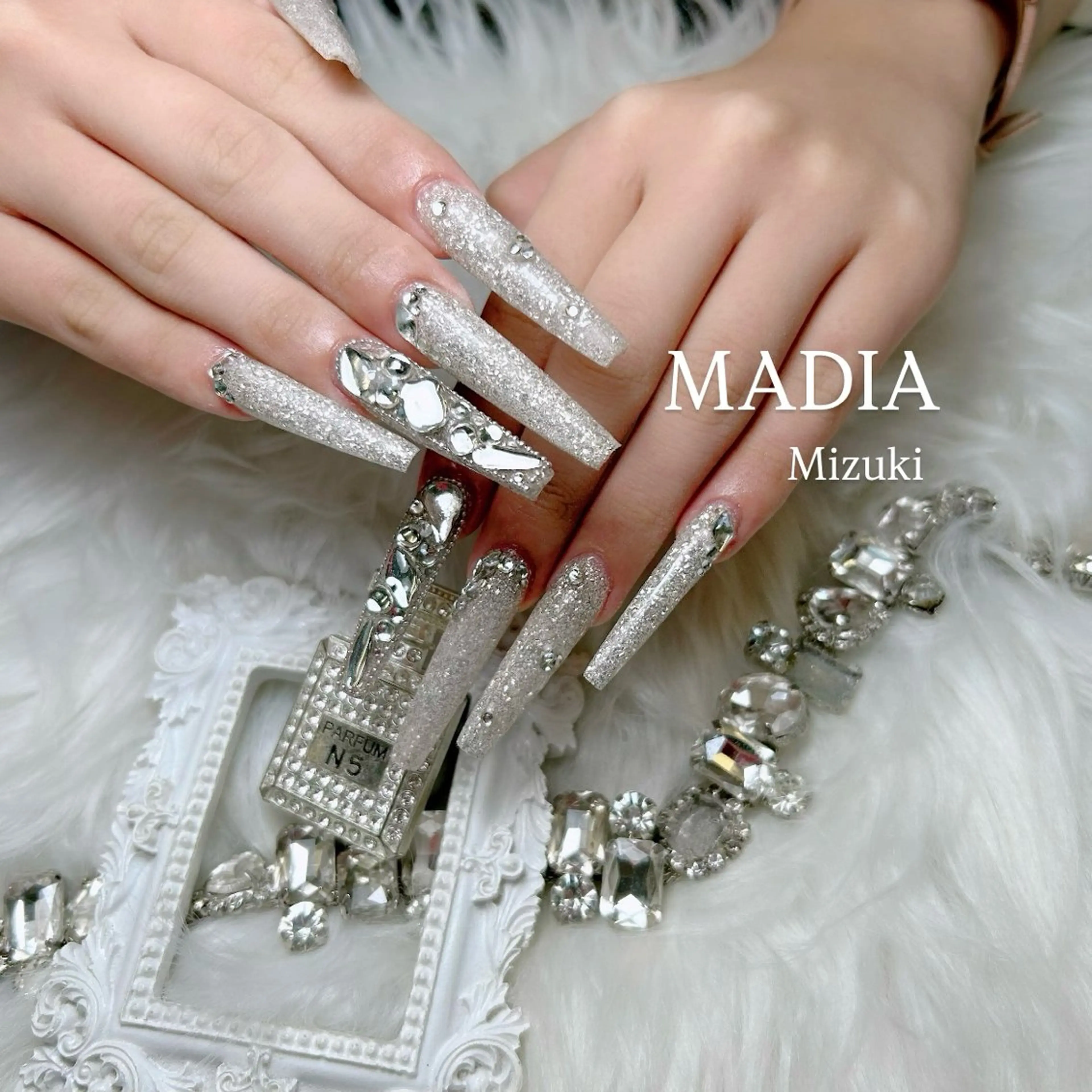 ネイル ストーンネイル Nailsalon MADIA所属・石塚 みずきのネイルデザイン
