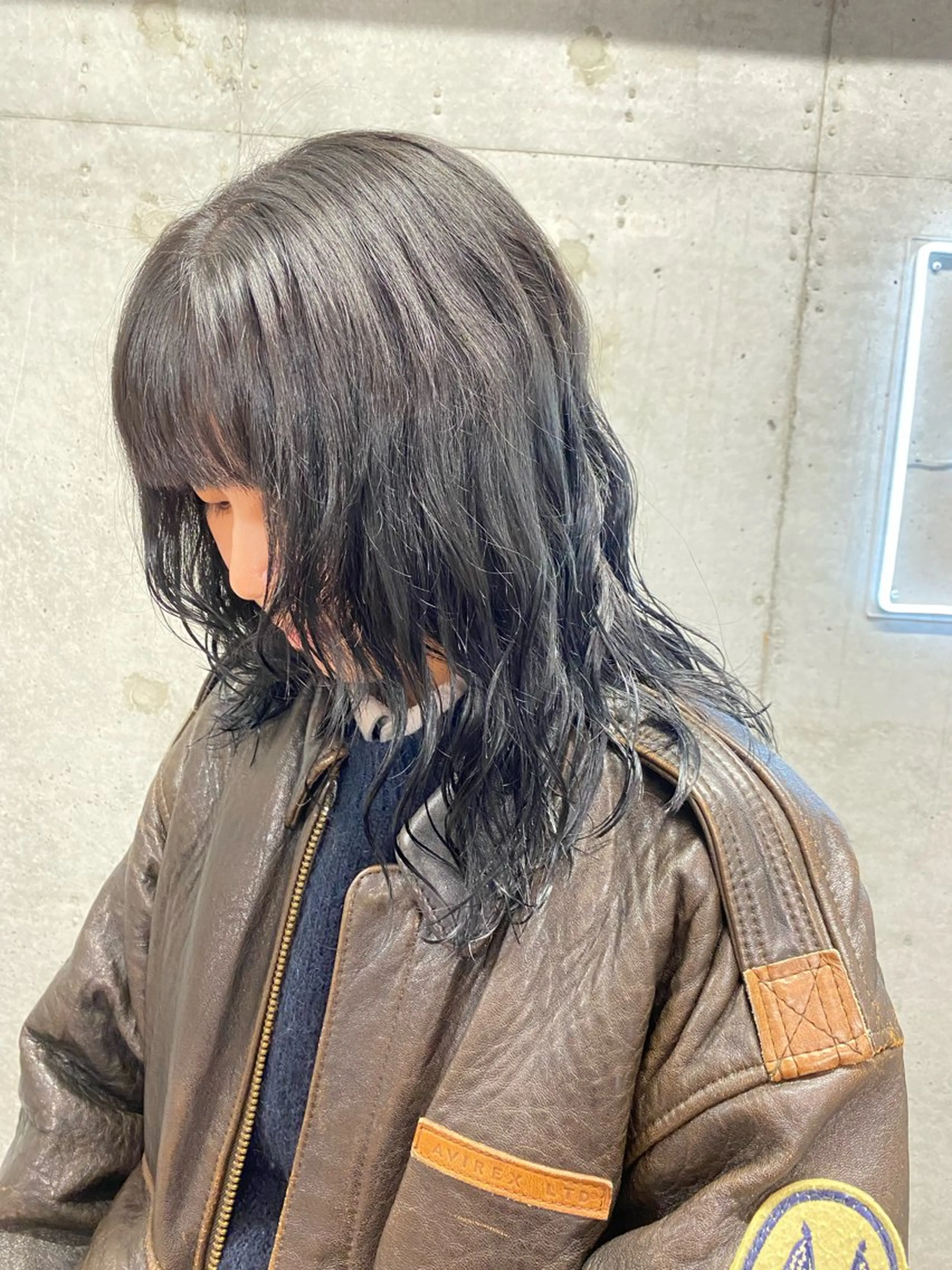 ミディアム カラー パーマ ミディアムパーマ 黒髪 ブルーカラー ブルーブラック トリートメント カット ヘアカラー hina💟 透明感カラーのヘアスタイル