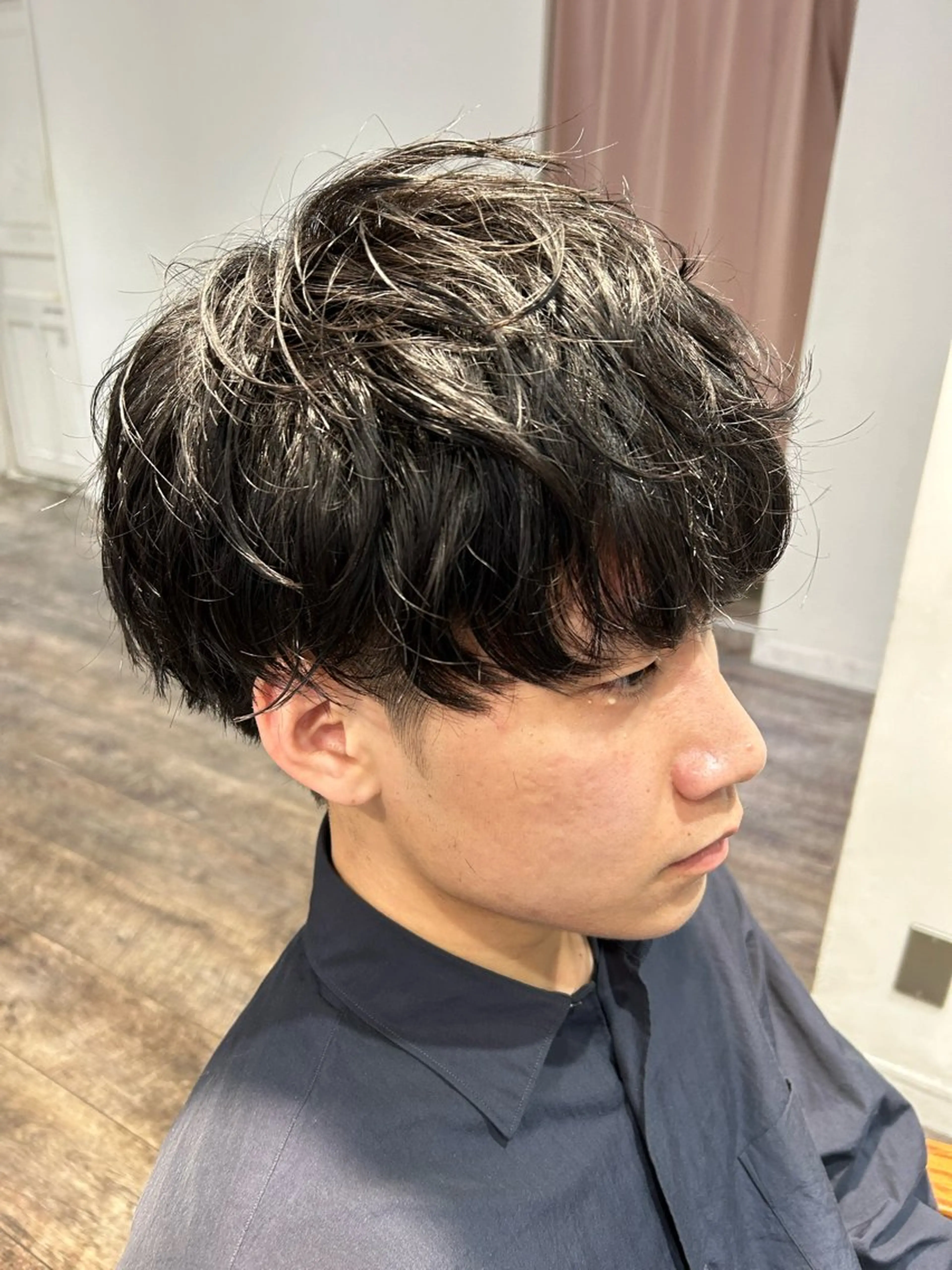メンズ センターパート マッシュウルフ マッシュ メンズパーマ メンズツイストパーマ ラウンドマッシュ/ フェザーショート大阪のヘアスタイル