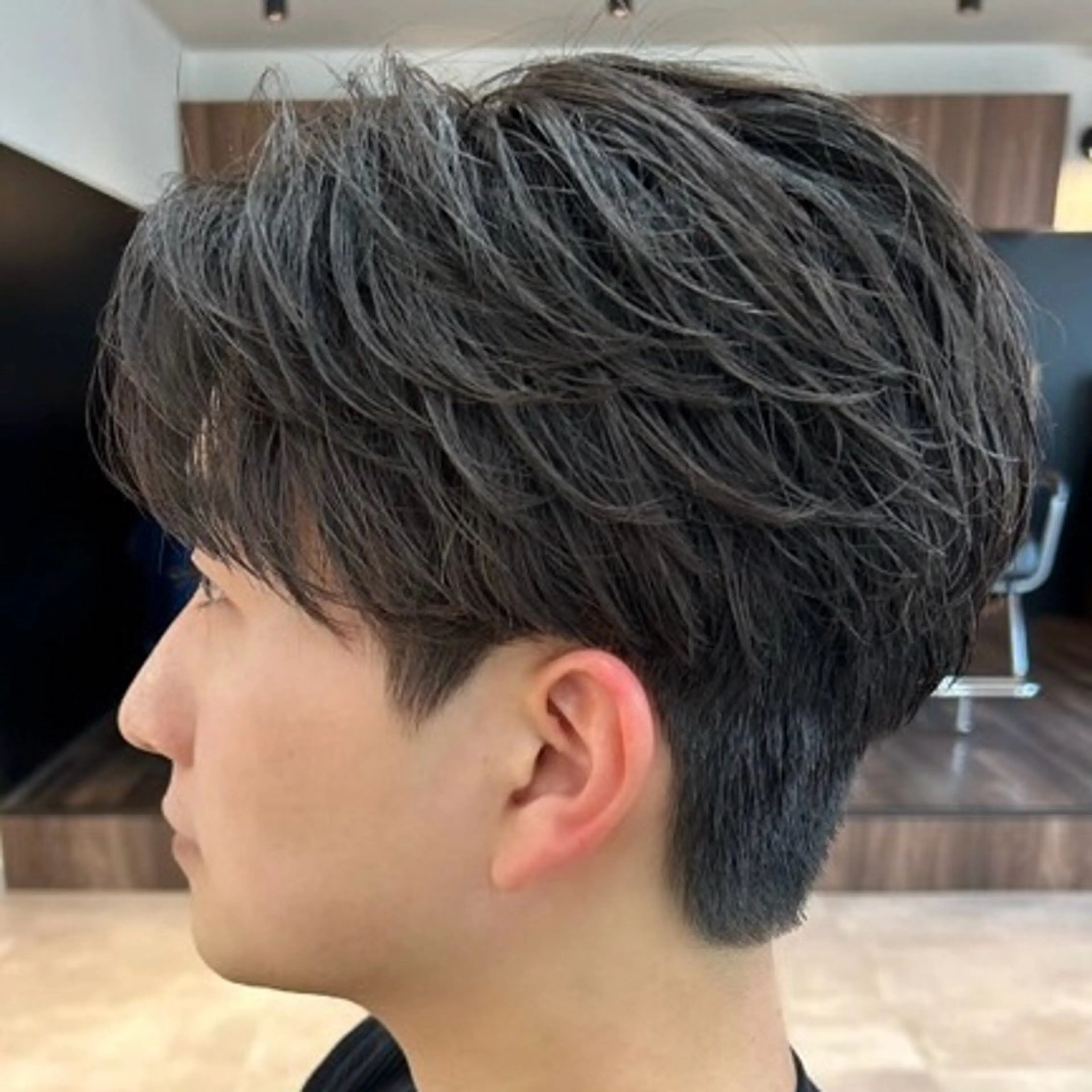 パーマ メンズ センターパート フェザーパーマ メンズ韓国風 メンズパーマ ニュアンスパーマ カット パーマ 男の理想を叶える🔥 メンズパーマ特化｜関のヘアスタイル