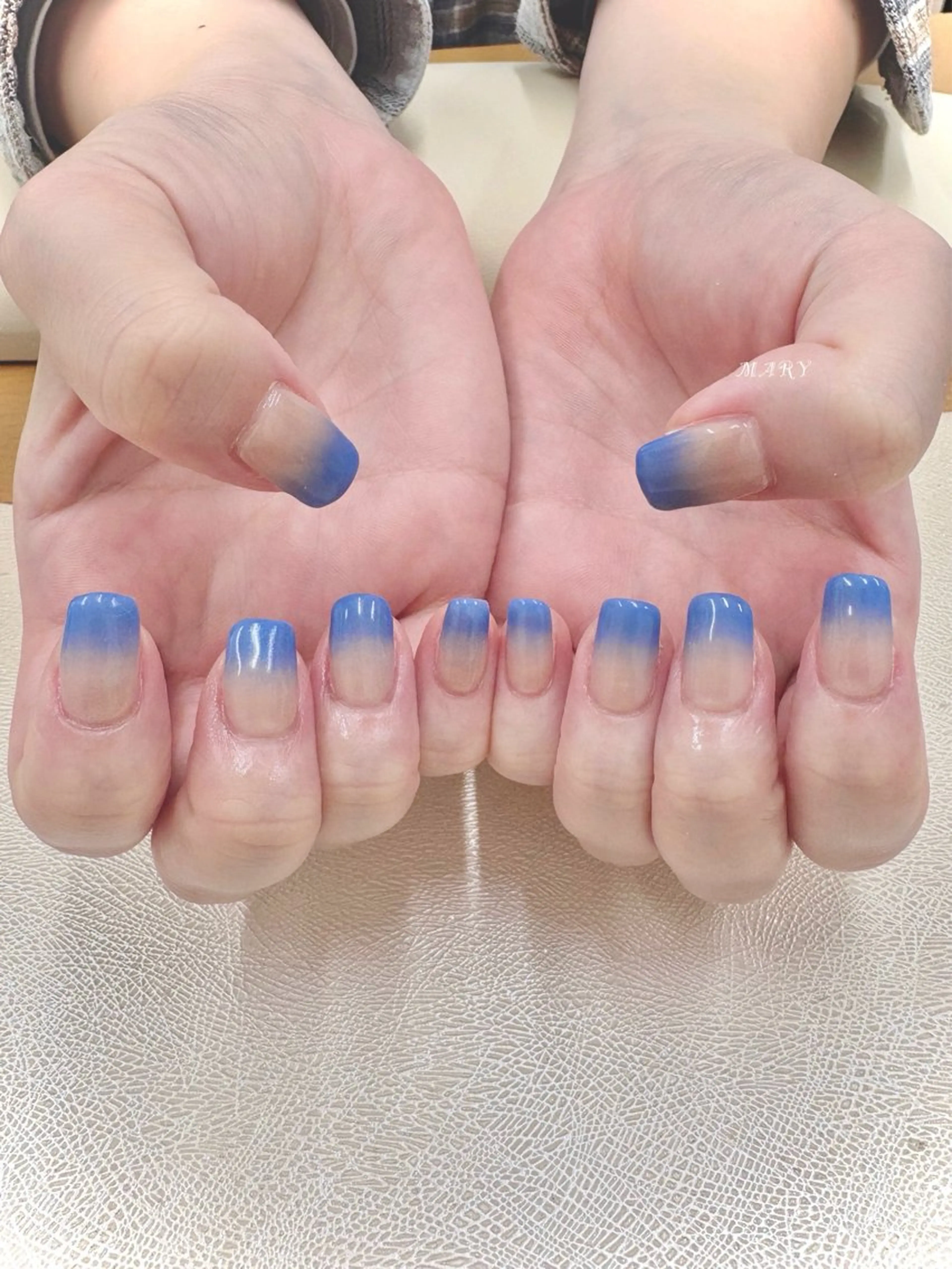 ネイル ブルー グラデーション ニュアンスネイル シンプルネイル スクエアネイル ハンドネイル Mary nail .narumiのネイルデザイン