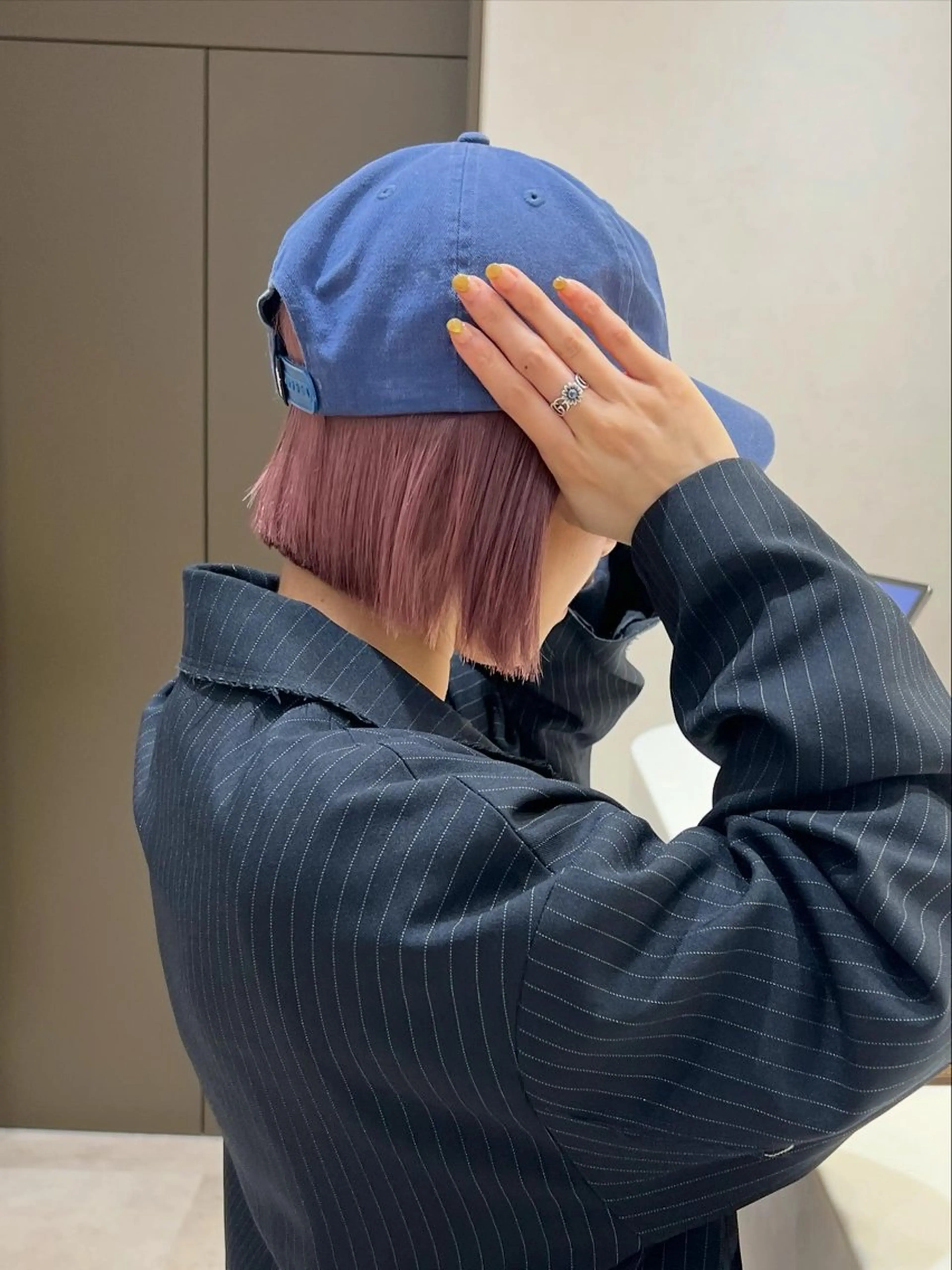 ショート カラー ベージュカラー ブリーチ ピンクカラー ピンクベージュ ボブ 泉 愛美のヘアスタイル