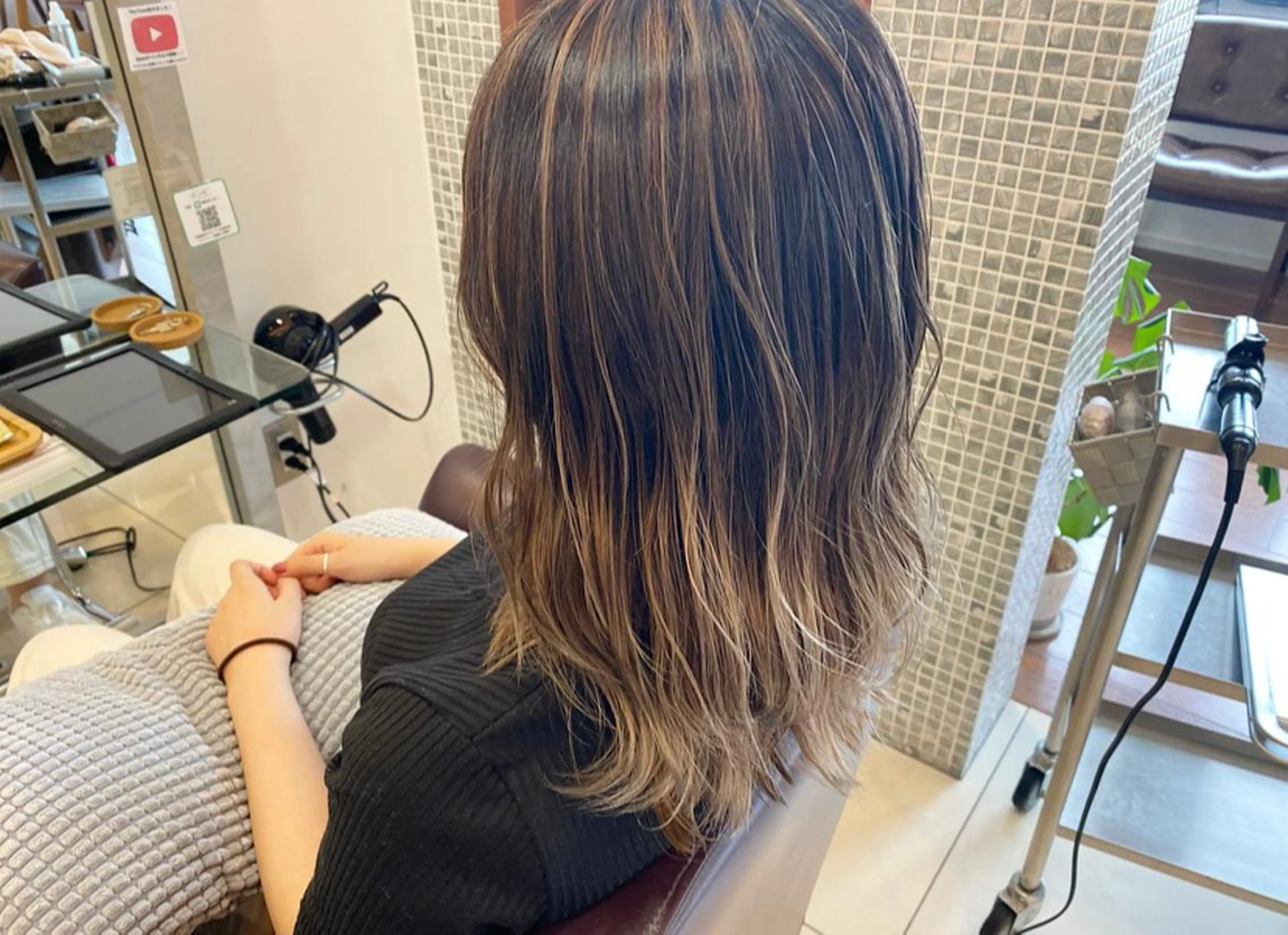 セミロング カラー アッシュ ハイライトカラー ハイライト カット ヘアカラー トリートメント 鈴木 翔梧のヘアスタイル