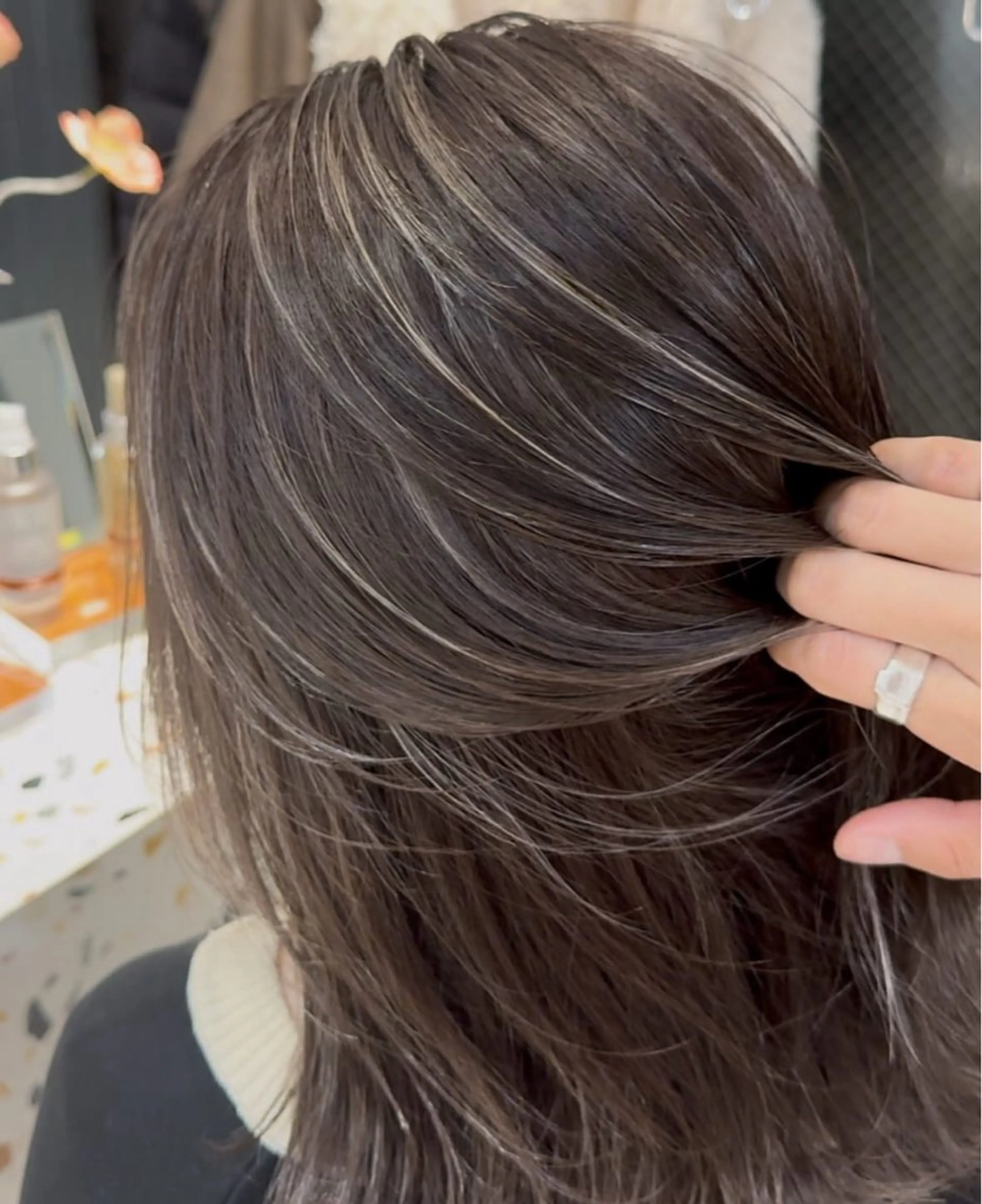 ロング ヘアカラー ミルクティーベージュ オリーブグレージュのヘアスタイル