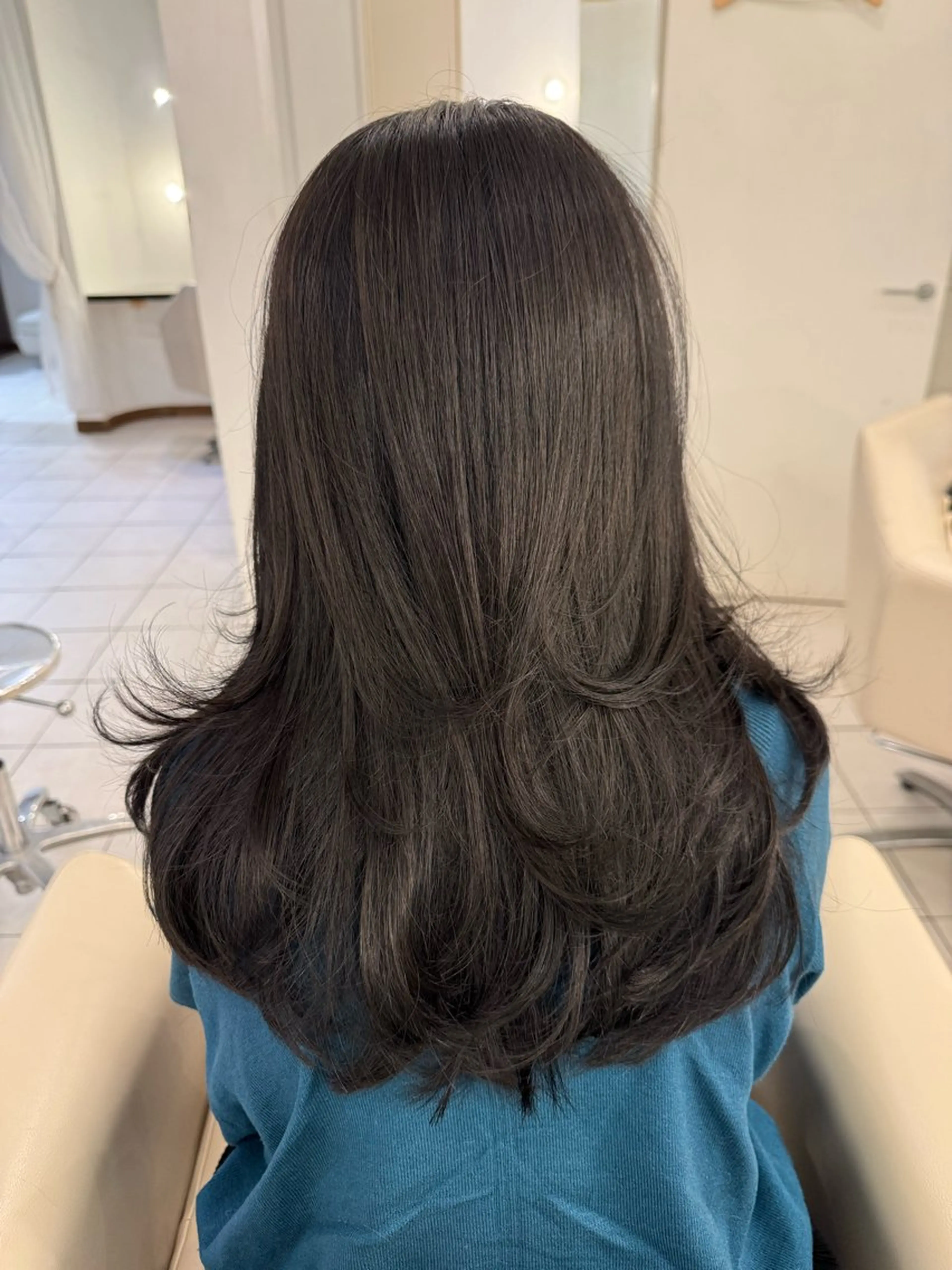 セミロング カラー 髪質改善 レイヤーカット fiorista岡田 まゆこのヘアスタイル