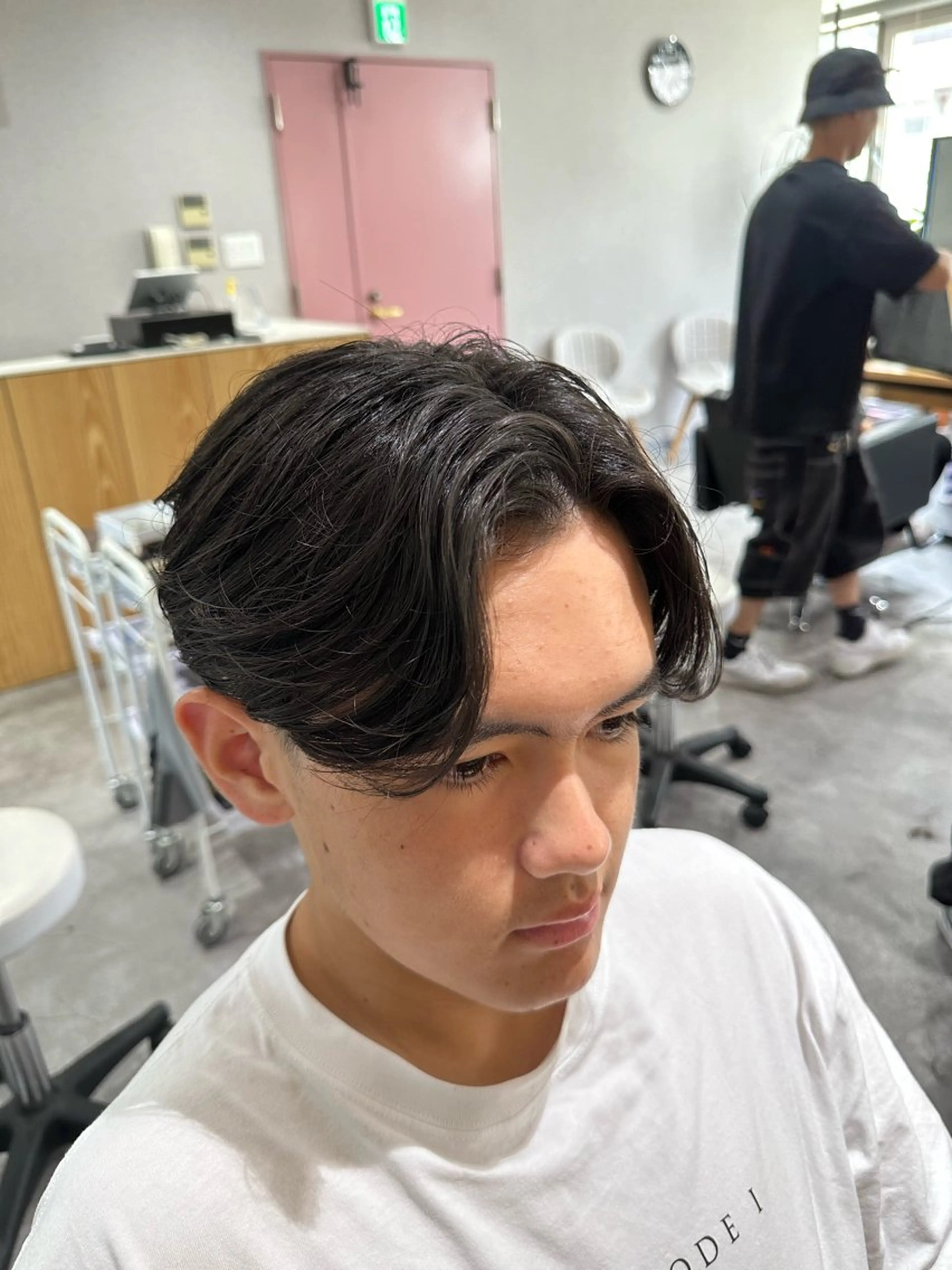 ミディアム パーマ ヘアアレンジ メンズ センターパート カット パーマ メンズNo.1美容師 Coshoのヘアスタイル