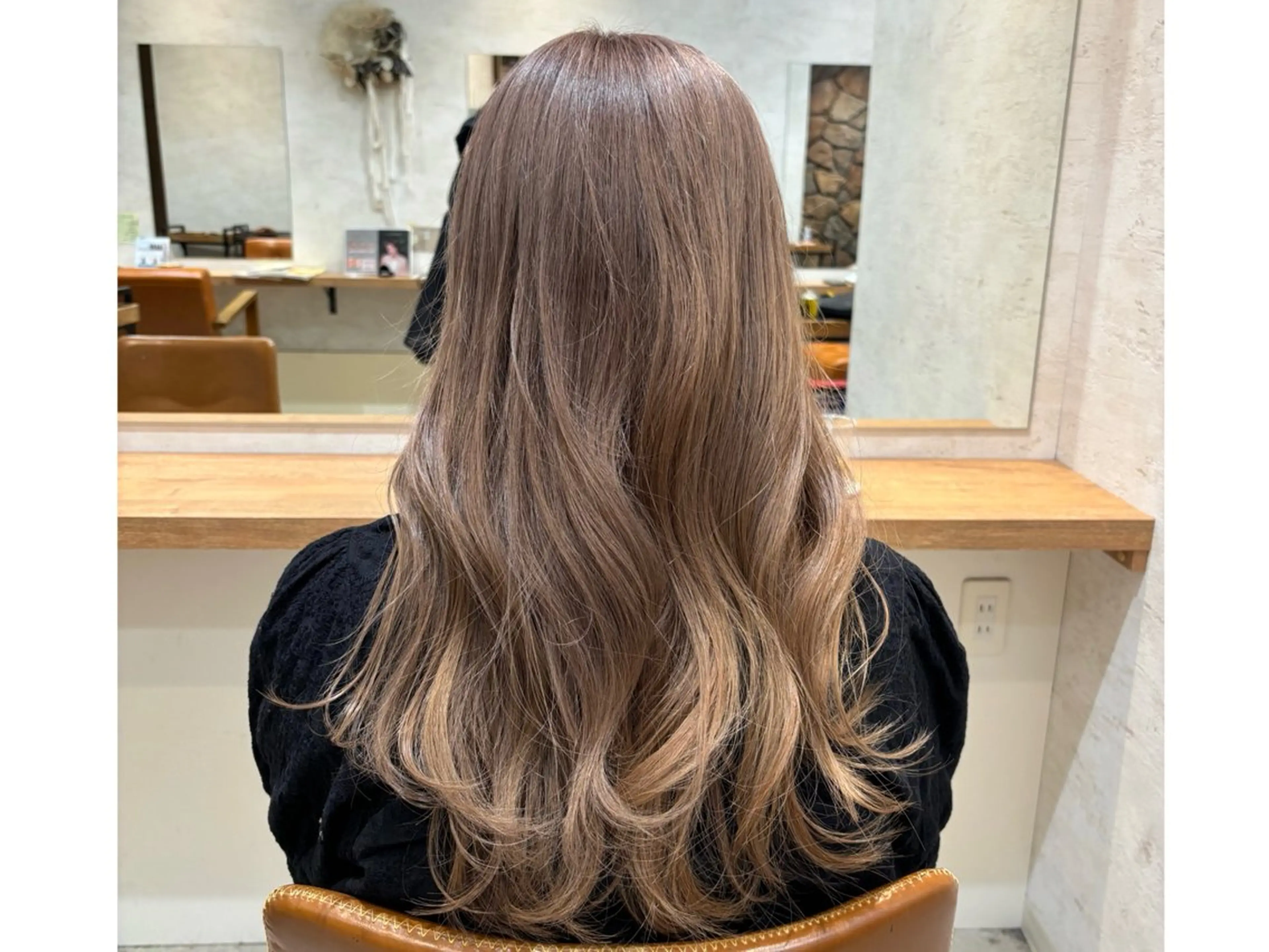 ロング ヘアカラー 小玉 唯依のヘアスタイル